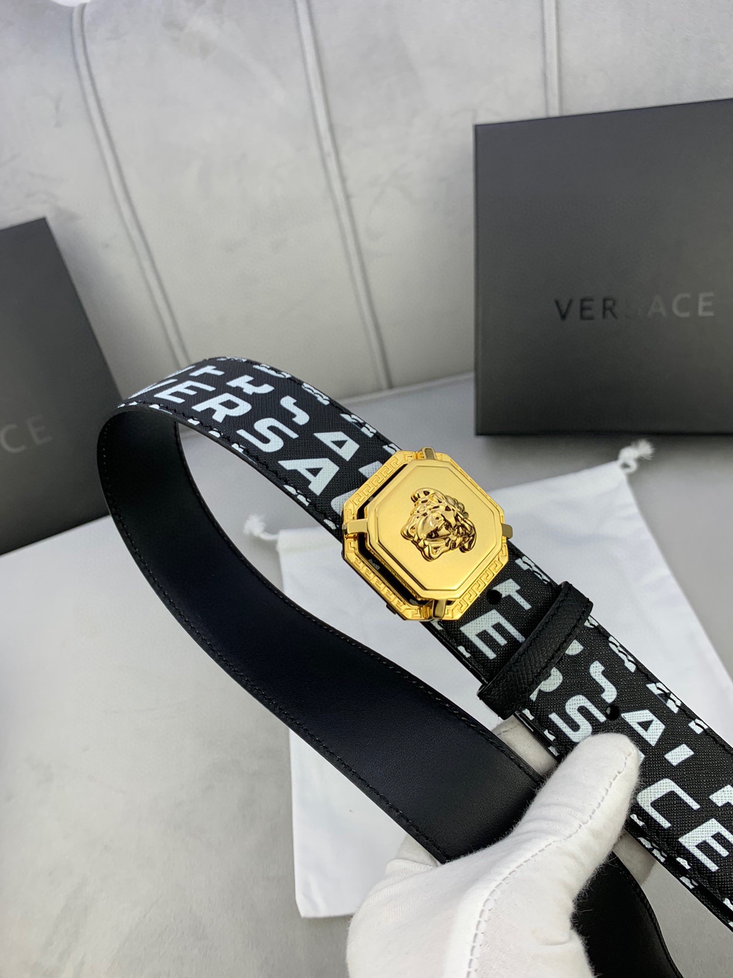 宽度4.0cm范思哲此款两面头层皮底腰带饰有标志性的Versace美杜莎头像三件套组合扣彰显品牌格调是一
