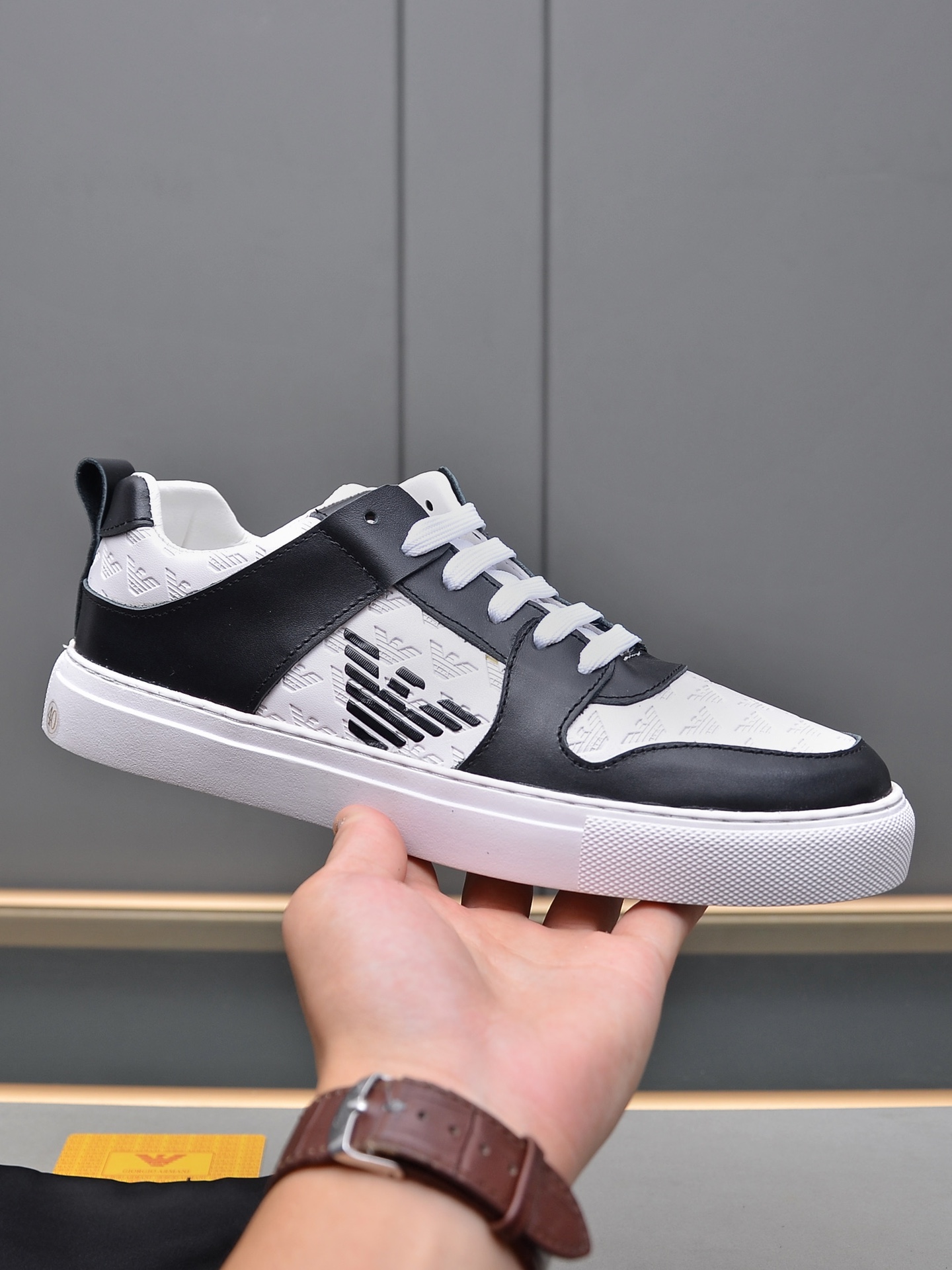 I0   Armani 阿玛尼 前卫百搭时尚男鞋私版开模,牛皮面透气头层羊里里时尚干脆、大气个性更潮更抢眼更追求档次,它将颠覆旧念,与您共度时尚潮人必备! 必自留 ! 高大上的舒适大低,高端品质做工.码数：38-44 45可定做