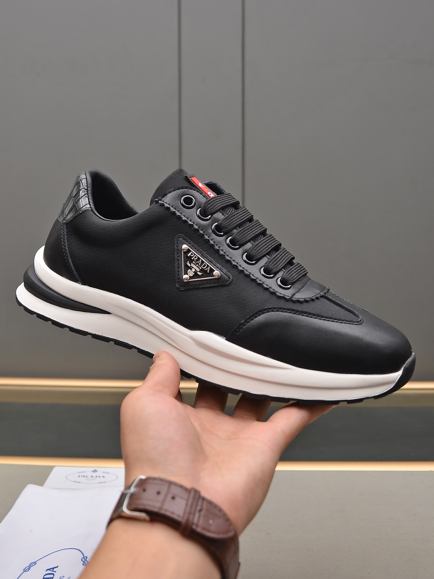 I0 品牌: Prada 普拉达  材料:进口软牛皮进口网布,透气羊里.大底：橡胶耐磨底.码数：38-4445定做颜色:黑 白