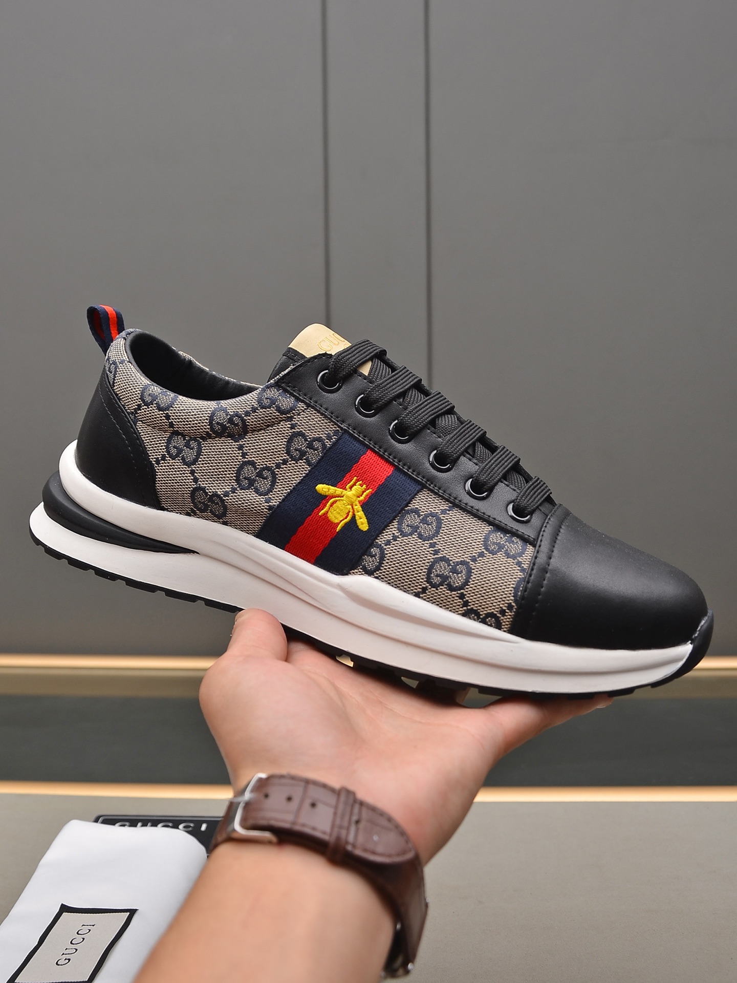 I0  跑量Gucci  古奇 2022–上脚很帅，酷盖首选，独家完美开模，鞋头百分百选用进口原版头层牛皮，请任意对比，纯人工贴片缝制.无不彰显时尚感与街头风原版牛皮 舒适羊里，私模一体注塑组合大底。 Size 38-44 45定做