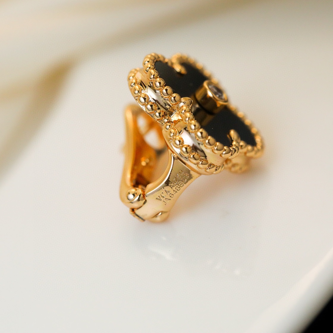 Van Cleef & Arpels vca四叶草带钻灰贝母耳拍v金材质