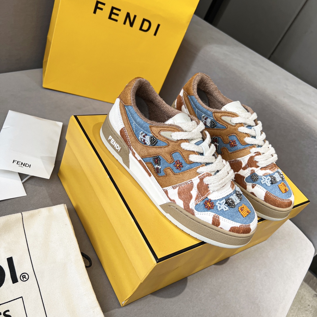Fendi Fendi芬迪2025新春找 板鞋休闲运动鞋 FD match 购入 设计师Kim Jones打造的首款运动鞋fendi match 和驴牌的Trainer篮球运动鞋 新鲜血液注入加FF 的设计 超 百搭 鞋面采用麂皮和皮革拼接组合 侧面凸起的双F logo内里采用毛巾绒里 上脚 柔软 轻便 舒适搭配卫衣 建议一手一双 码数