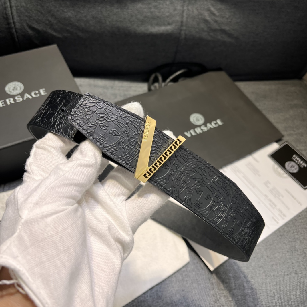   范思哲 ，宽4.0cm，新款 此款时尚腰带采用柔软的皮革于意大利制成，饰有V Greca