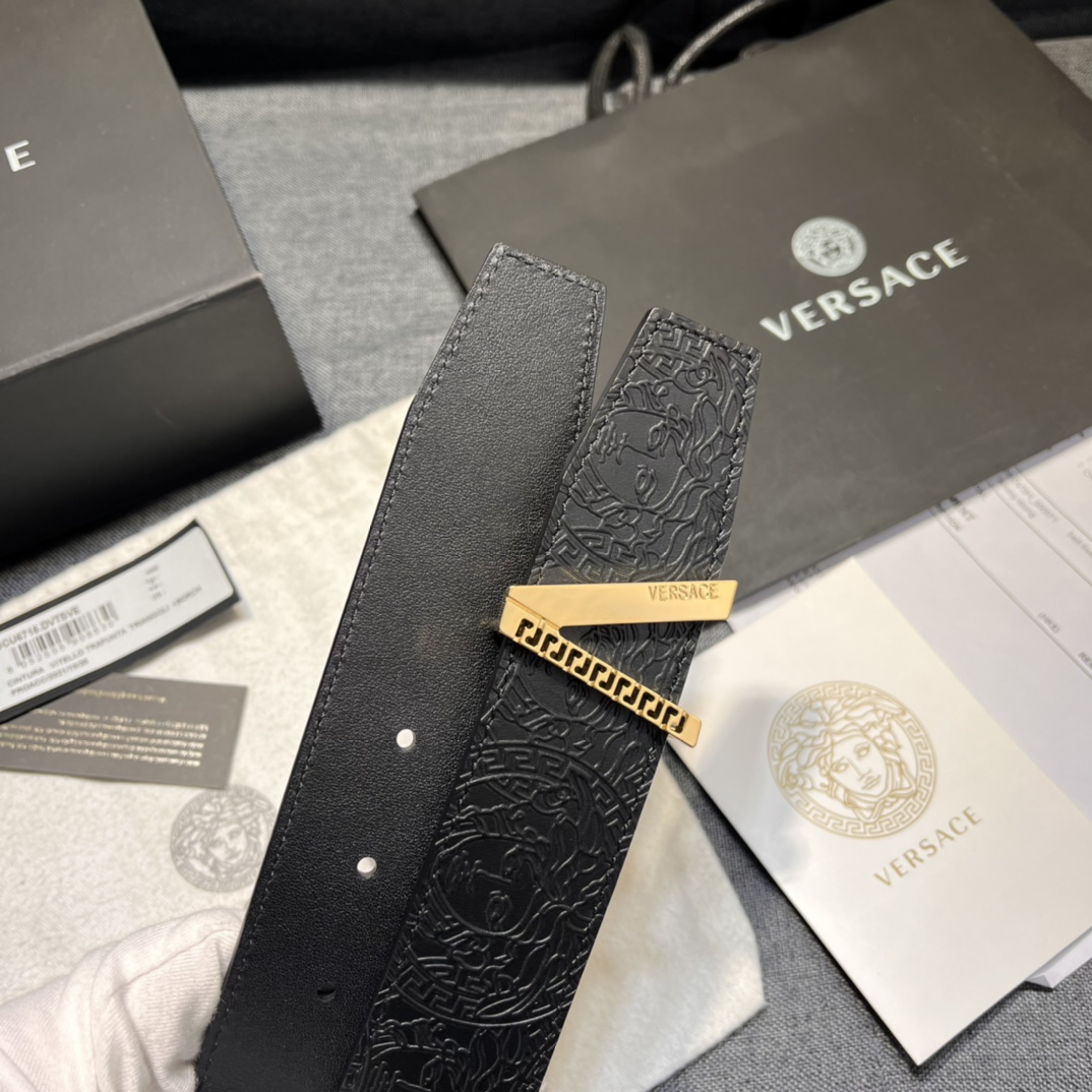   范思哲 ，宽4.0cm，新款 此款时尚腰带采用柔软的皮革于意大利制成，饰有V Greca