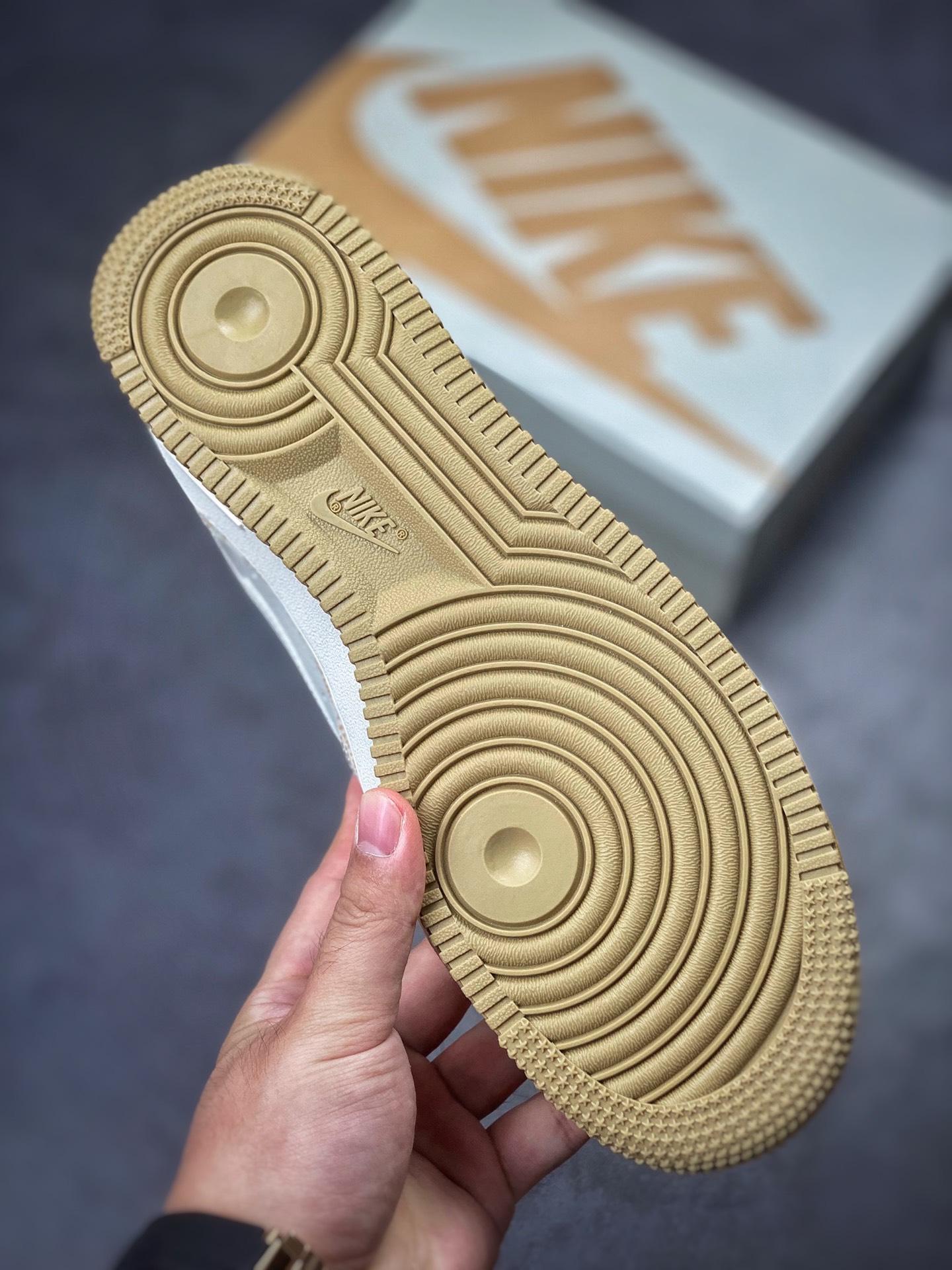 Uninterrupted Nike Air Forece 1 ”MORE THAN” “卡其签名涂鸦” UN0824-332