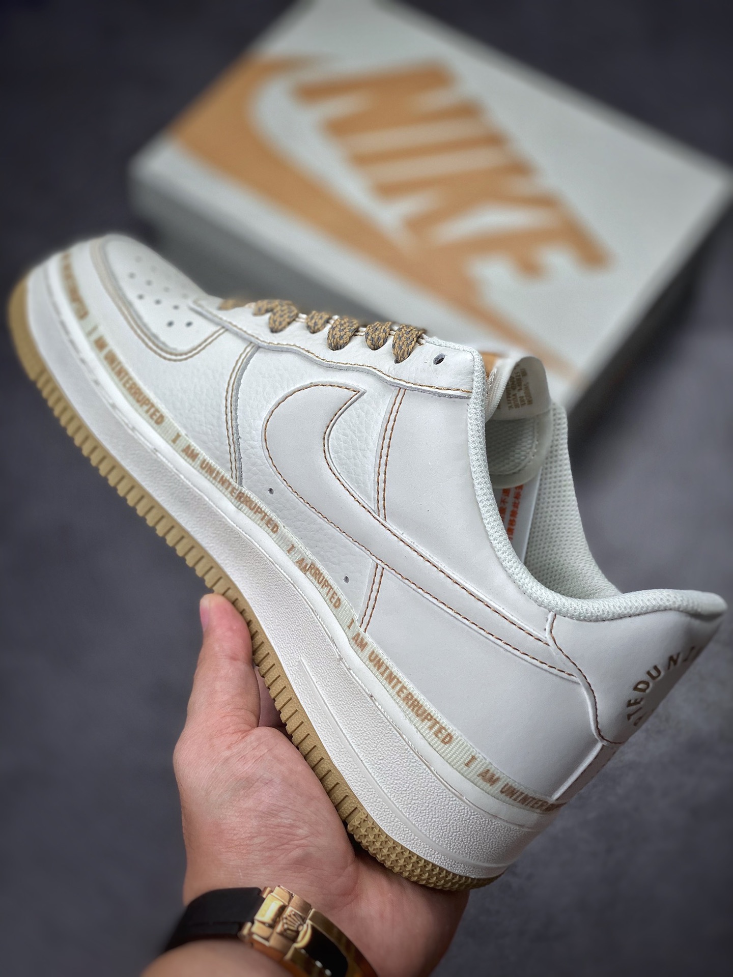 Uninterrupted Nike Air Forece 1 ”MORE THAN” “卡其签名涂鸦” UN0824-332