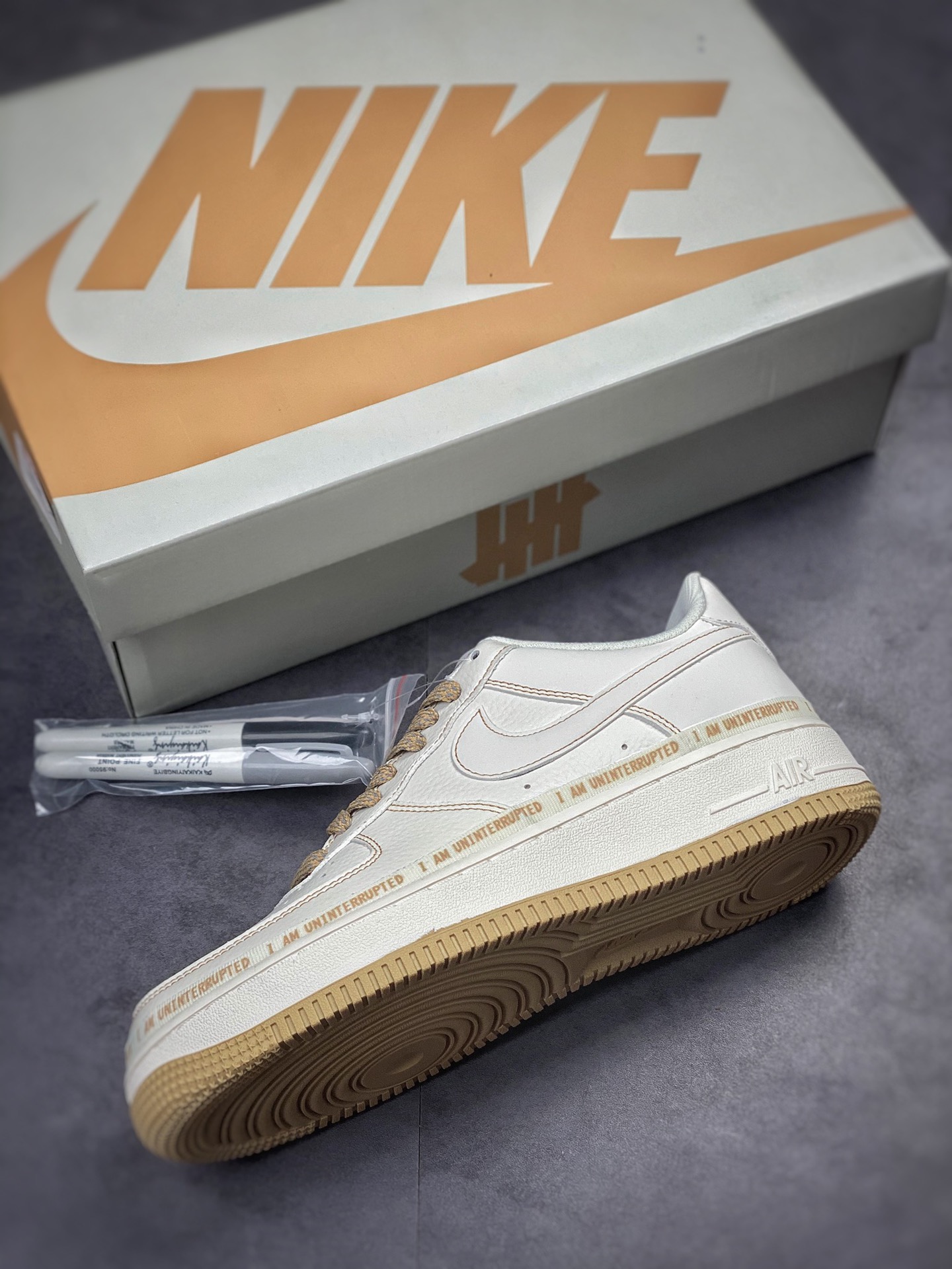 Uninterrupted Nike Air Forece 1 ”MORE THAN” “卡其签名涂鸦” UN0824-332