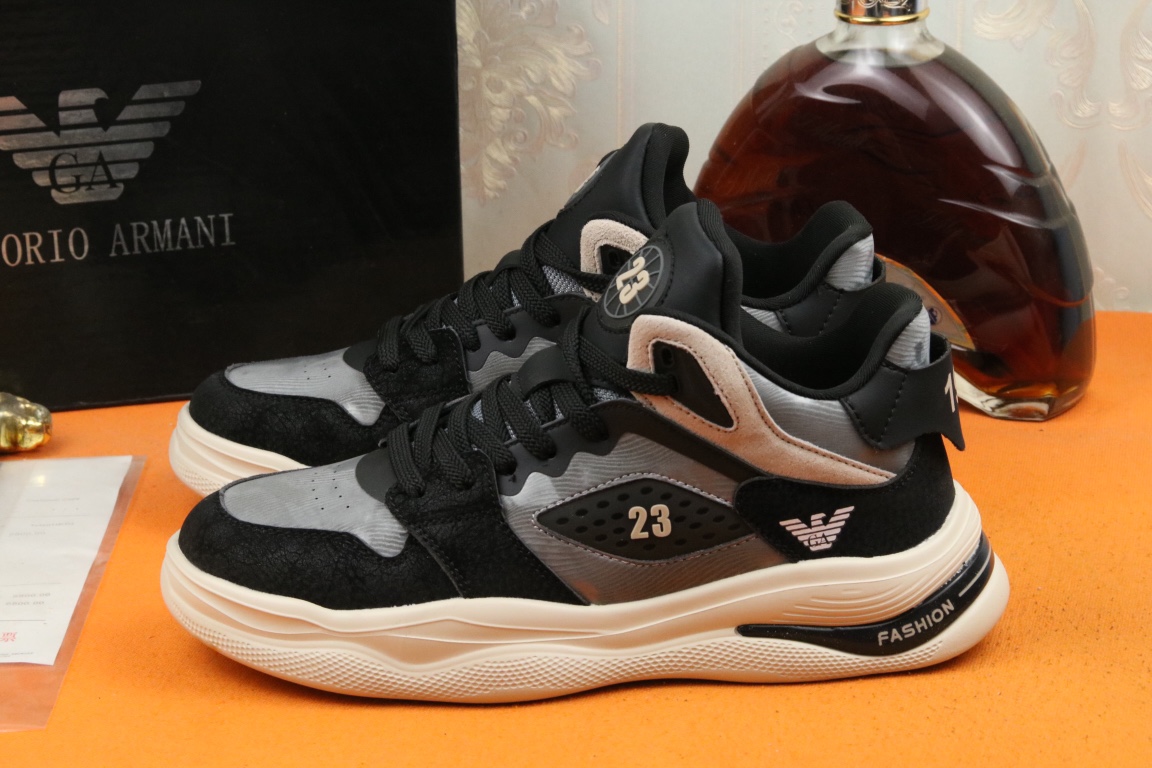 I5  Armani 阿玛尼 上市著名奢侈品牌,专柜同步更新,意大利男鞋时尚杂志季刊封面主推款鞋面采用意大利进口牛皮,透气网布内里.轻质发泡大底,上脚舒适有型. 细节无可挑剔.码数38-43