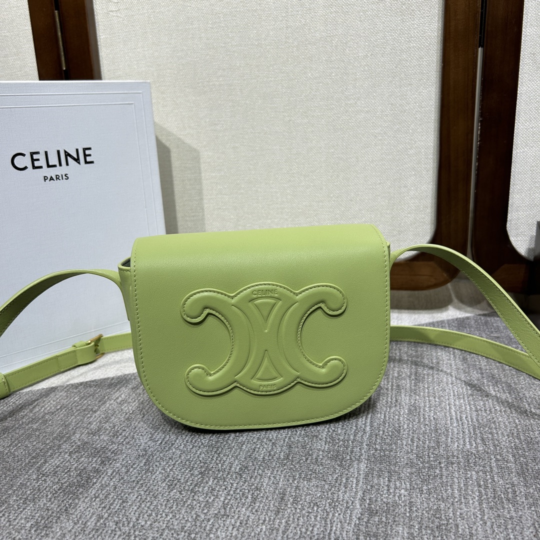 NO:213529,celine 22s new product | new cuir triomphe series folco cuir triomphe handbags eye-catching triomphe logo finishing touch folco bag new version saddle bag, compared with the original presbyopia saddle bag, this new leather is softer and delicate, and the touch is a bit suede-like feel. Cute and retro~ cowhide leather with matte inner lining, the flip cover uses an iron buckle, which is more convenient for one-hand switch, crossbody and shoulder back, and adjustable shoulder strap length 52cm Size 18.5 x 15 x 7cm Number 198263# [with original gift box] MFT4365258, Celine, celine, celine, cowhide19860909celine 22s新品|全新cuir triomphe系列 folco cuir triomphe 手袋 醒目triomphe标识点睛folco包型新版马鞍包,对比了原来老花的马鞍包,这个新款皮质更柔软细腻,摸起来手感居然有点绒面感.可爱又复古～ 牛皮搭配磨砂内里,翻盖采用了吸铁扣～更方便单手开关了,可斜挎和肩背,搭配可调节肩带长52cm 尺寸18.5 x 15 x 7厘米 编号198263#【配原厂礼品盒】MFT4365258,赛琳celine,celine,celine,cowhide,Bag