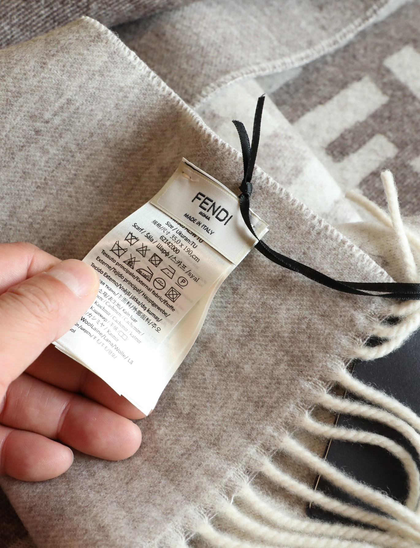 [Fendi Scarves]The latest FF gradient color has been released A new model that