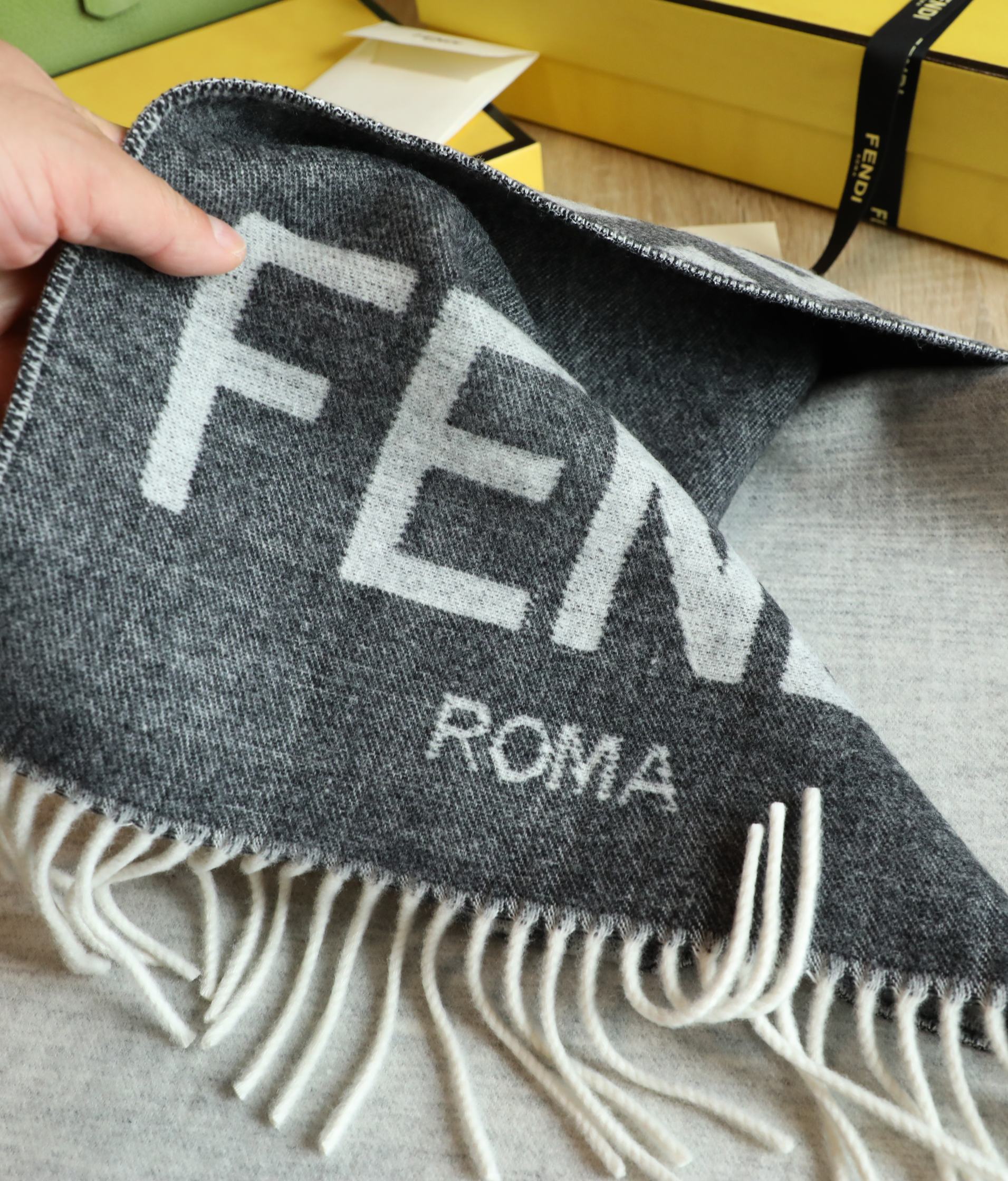 [Fendi Scarves]The latest FF gradient color has been released A new model that