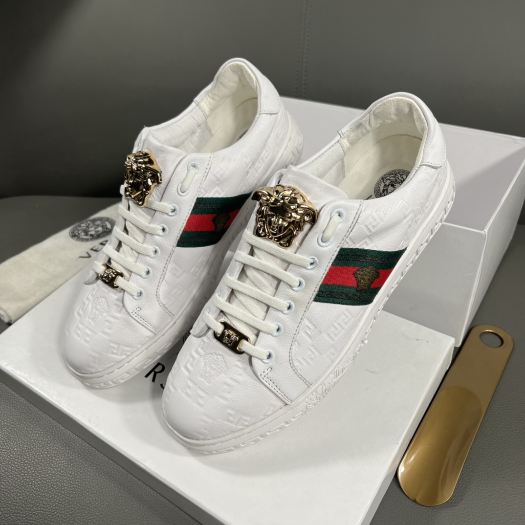 I5  Versace 范思哲 官网最休闲时尚男鞋,爆款版型简洁大气,潮男专属.独有的官网最新品牌元素元素原版装饰,时尚又大方,面料原版牛皮透气内里,官网指定耐磨休闲大底,专柜经典款实物拍摄38-44,