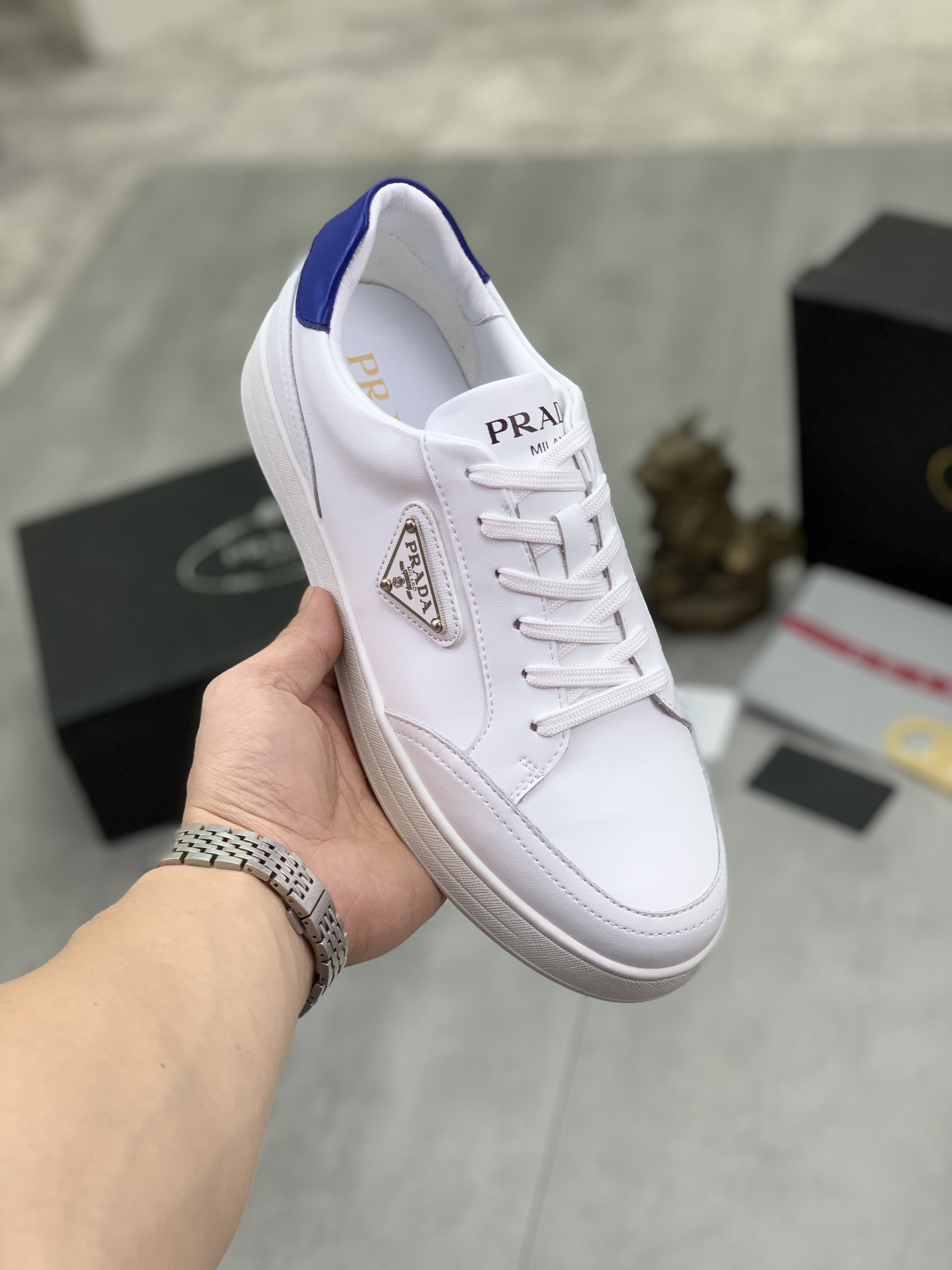 I5 高品质羊里Prada 普拉达 男鞋官网经典最上市了1：1复制,香港专柜同步,走秀同台；全部采用小牛皮进口柔软舒适羊皮内里、橡胶大底原版1:1防滑耐磨；着脚舒适、款式耐看,做工精细,配以简洁利落的鞋楦,彰显男人的果敢和硬朗,码数38一44；黑色 蓝色 白色颜色选