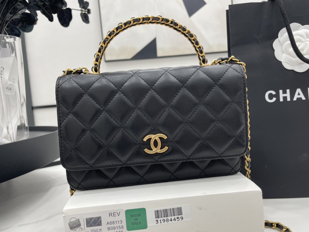 [Chanel Women
