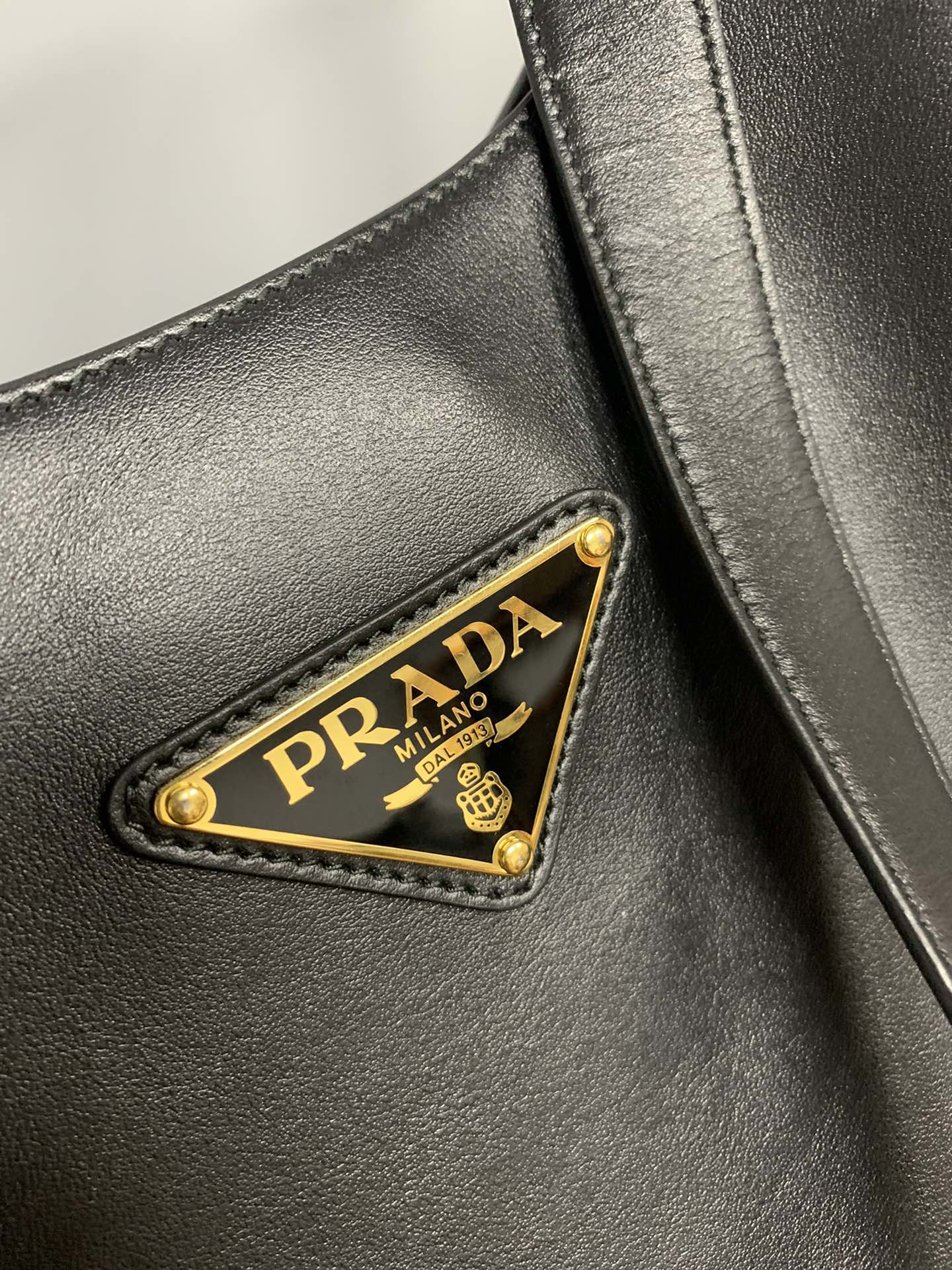 Pradas new shoulder bag! Italian imported cowhide, authentic leather scent, soft leather, brushed electroplated real gold hardware accessories, c