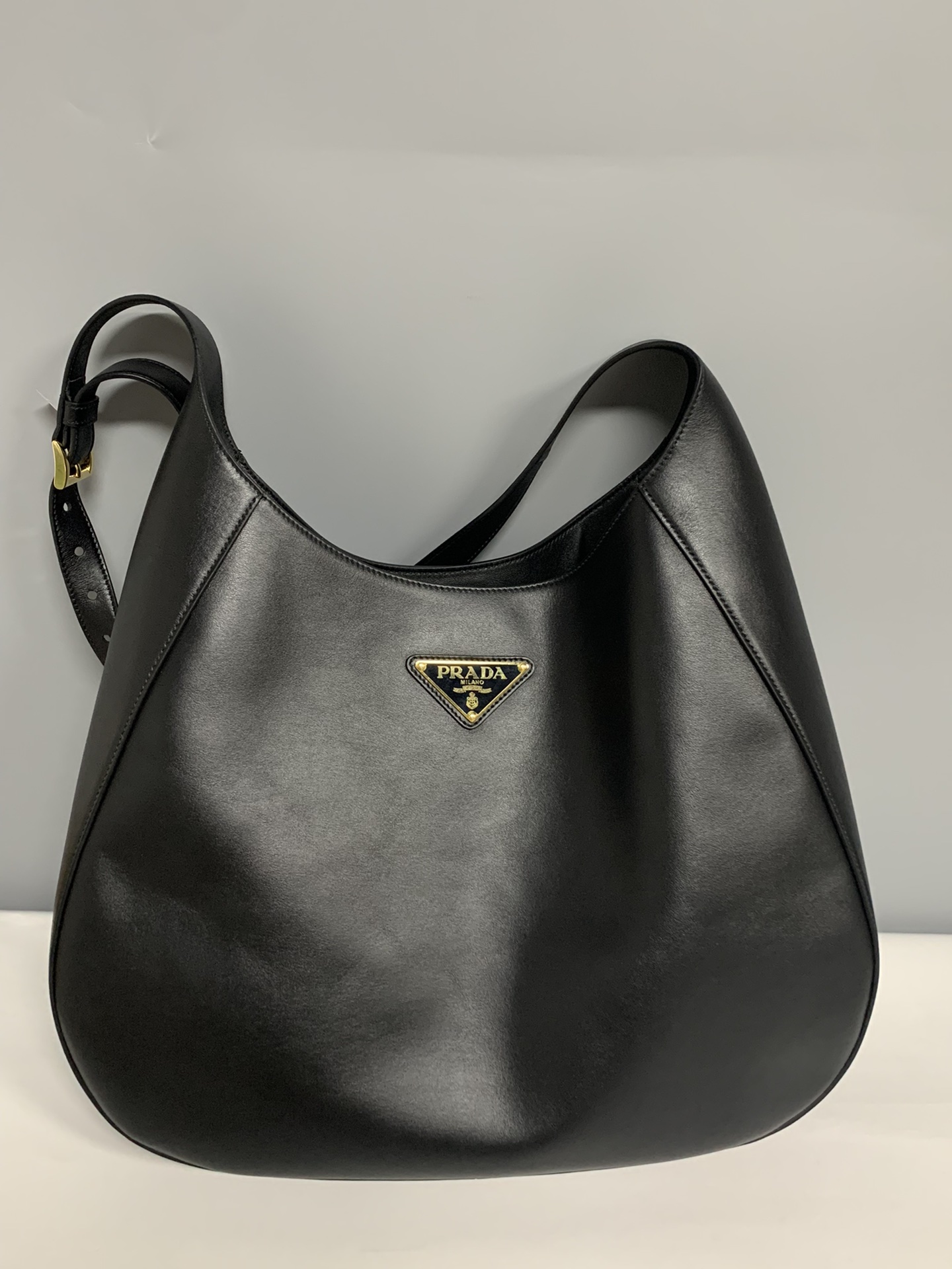 Pradas new shoulder bag! Italian imported cowhide, authentic leather scent, soft leather, brushed electroplated real gold hardware accessories, c