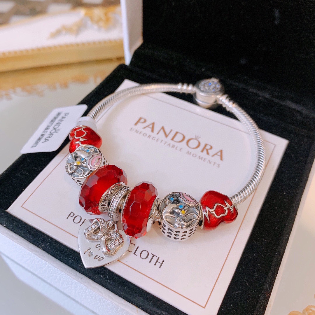 P165 不爆不上🔥潘多拉手链手镯Pandora 抖音网红 带货必选🐟 直播带货 高品质镶嵌工艺  佩戴码数手腕尺寸➕2cm ~3cm爆款官网同款 🎁2022新款🔥搭配潘多拉🌷🍃独家实拍。工厂直销一手货源! 🔥特殊渠道925银 ✈足克足量,进口水钻全手工镶嵌💎限量出售 欢迎下单👏👏。尺寸16~21cm  每一颗配件都有其含义,证明出潘多拉手链是具有丰富的首饰内涵和艺术故事❕❕ 钻位清晰镶工是极好的丹麦高端材质和顶级银为原料。❗尺寸:16 17 18 19 20 21公分