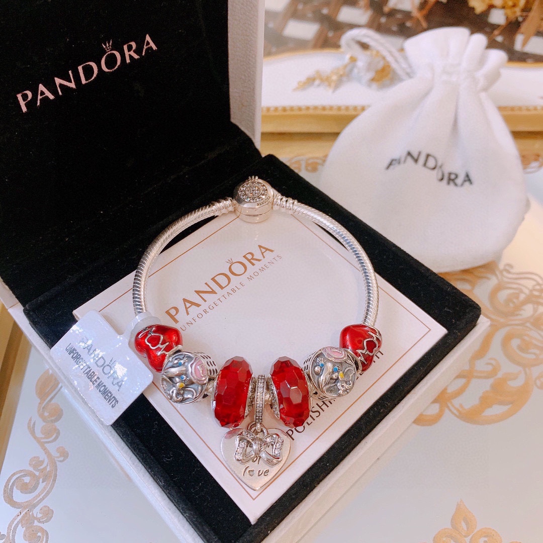 P165 不爆不上🔥潘多拉手链手镯Pandora 抖音网红 带货必选🐟 直播带货 高品质镶嵌工艺  佩戴码数手腕尺寸➕2cm ~3cm爆款官网同款 🎁2022新款🔥搭配潘多拉🌷🍃独家实拍。工厂直销一手货源! 🔥特殊渠道925银 ✈足克足量,进口水钻全手工镶嵌💎限量出售 欢迎下单👏👏。尺寸16~21cm  每一颗配件都有其含义,证明出潘多拉手链是具有丰富的首饰内涵和艺术故事❕❕ 钻位清晰镶工是极好的丹麦高端材质和顶级银为原料。❗尺寸:16 17 18 19 20 21公分