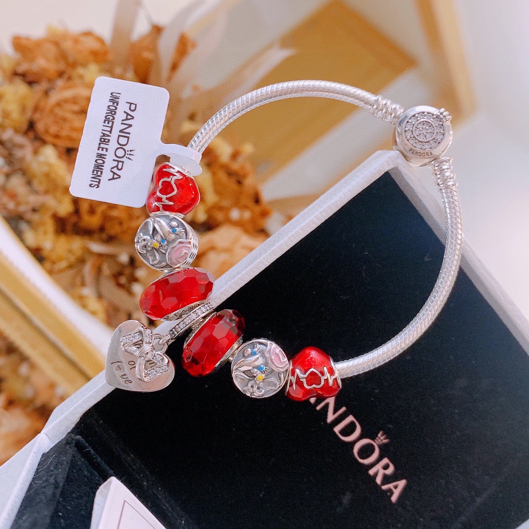 P165 不爆不上🔥潘多拉手链手镯Pandora 抖音网红 带货必选🐟 直播带货 高品质镶嵌工艺  佩戴码数手腕尺寸➕2cm ~3cm爆款官网同款 🎁2022新款🔥搭配潘多拉🌷🍃独家实拍。工厂直销一手货源! 🔥特殊渠道925银 ✈足克足量,进口水钻全手工镶嵌💎限量出售 欢迎下单👏👏。尺寸16~21cm  每一颗配件都有其含义,证明出潘多拉手链是具有丰富的首饰内涵和艺术故事❕❕ 钻位清晰镶工是极好的丹麦高端材质和顶级银为原料。❗尺寸:16 17 18 19 20 21公分
