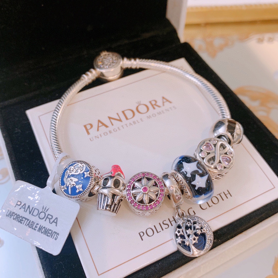 P165 不爆不上🔥潘多拉手链手镯Pandora 抖音网红 带货必选🐟 直播带货 高品质镶嵌工艺  佩戴码数手腕尺寸➕2cm ~3cm爆款官网同款 🎁2022新款🔥搭配潘多拉🌷🍃独家实拍。工厂直销一手货源! 🔥特殊渠道925银 ✈足克足量,进口水钻全手工镶嵌💎限量出售 欢迎下单👏👏。尺寸16~21cm  每一颗配件都有其含义,证明出潘多拉手链是具有丰富的首饰内涵和艺术故事❕❕ 钻位清晰镶工是极好的丹麦高端材质和顶级银为原料。❗尺寸:16 17 18 19 20 21公分