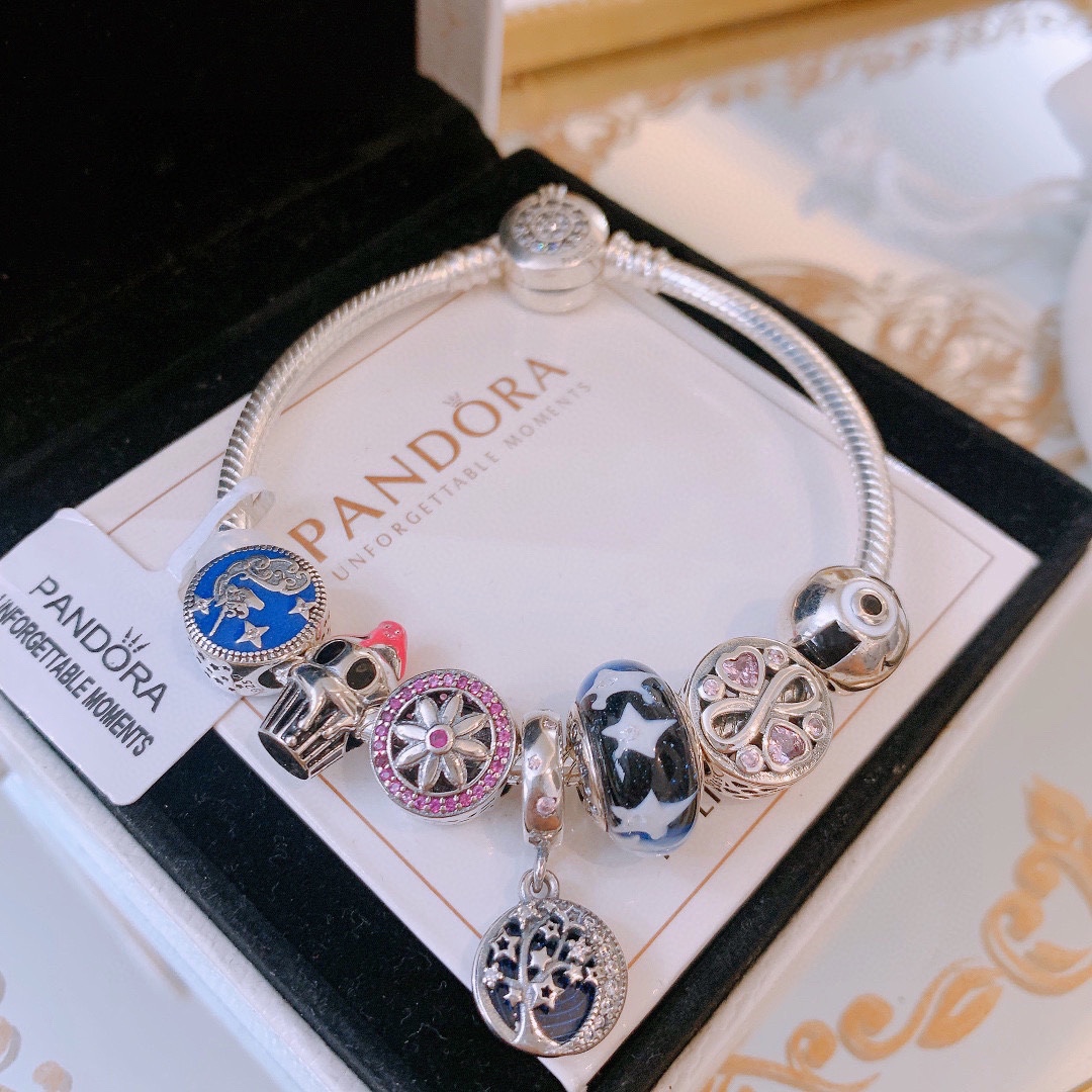 P165 不爆不上🔥潘多拉手链手镯Pandora 抖音网红 带货必选🐟 直播带货 高品质镶嵌工艺  佩戴码数手腕尺寸➕2cm ~3cm爆款官网同款 🎁2022新款🔥搭配潘多拉🌷🍃独家实拍。工厂直销一手货源! 🔥特殊渠道925银 ✈足克足量,进口水钻全手工镶嵌💎限量出售 欢迎下单👏👏。尺寸16~21cm  每一颗配件都有其含义,证明出潘多拉手链是具有丰富的首饰内涵和艺术故事❕❕ 钻位清晰镶工是极好的丹麦高端材质和顶级银为原料。❗尺寸:16 17 18 19 20 21公分