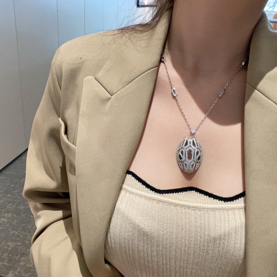 NO:631317,B# Baojia Snake Shape Hollow Necklace, emerald gems are set in the eyes, highlighting the magic of the eyes, noble, luxurious and elegant temperament, year-end special offer 88360,,necklace,Cardia high-end jewelry19860909B#宝家蛇形镂空项链 祖母绿宝石镶嵌在眼里位置 突出双眼魔力 高贵奢华优雅气质,年终特惠88360,,necklace,卡迪亚高端饰品,Jewelry
