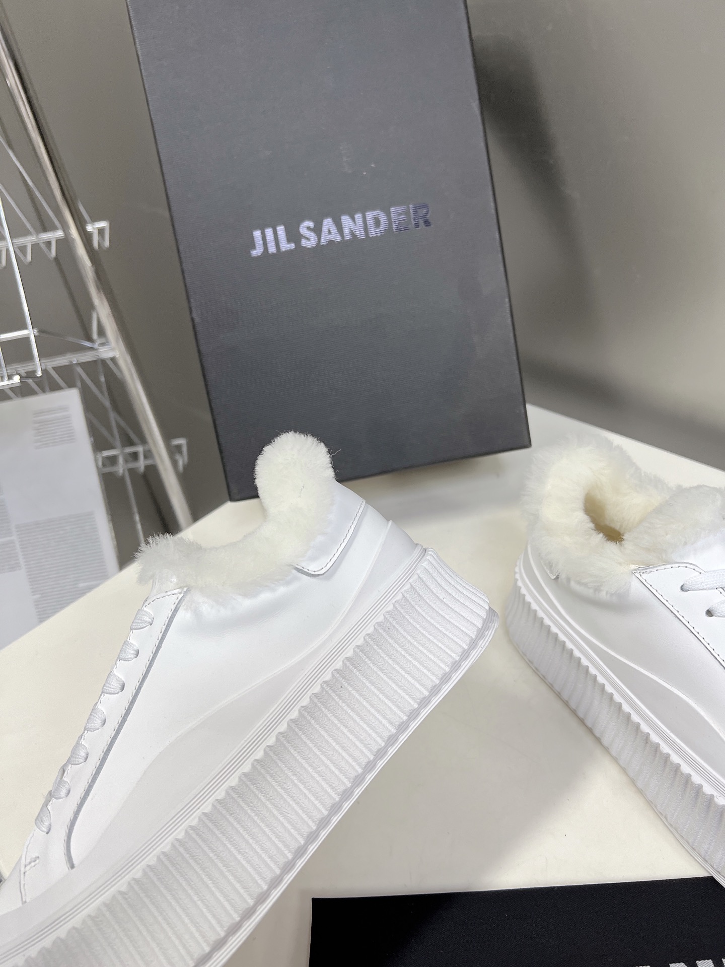 JILSANDER吉尔森达极简的风格往往最深入人心颇受欢迎简约的调性越来越符合大众审美的美状️这款Js饼