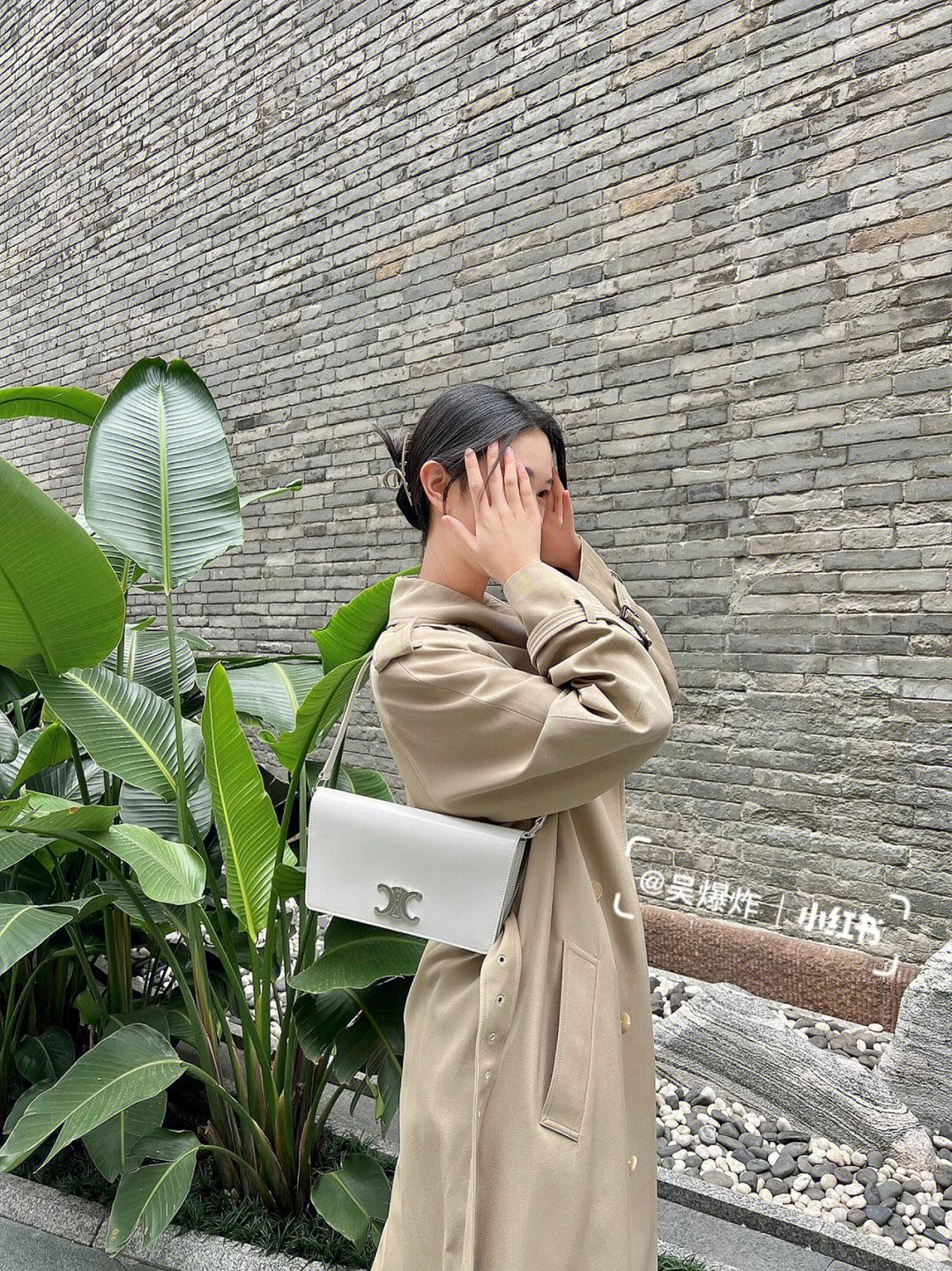 Popular small bags for spring, summer, autumn and winter. The white upper body effect is stunning! Can also be used as a clutch TRAPEZE