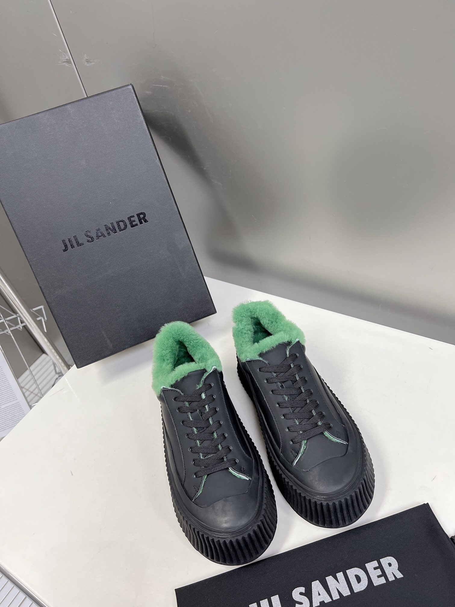 JILSANDER吉尔森达极简的风格往往最深入人心颇受欢迎简约的调性越来越符合大众审美的美状️这款Js饼