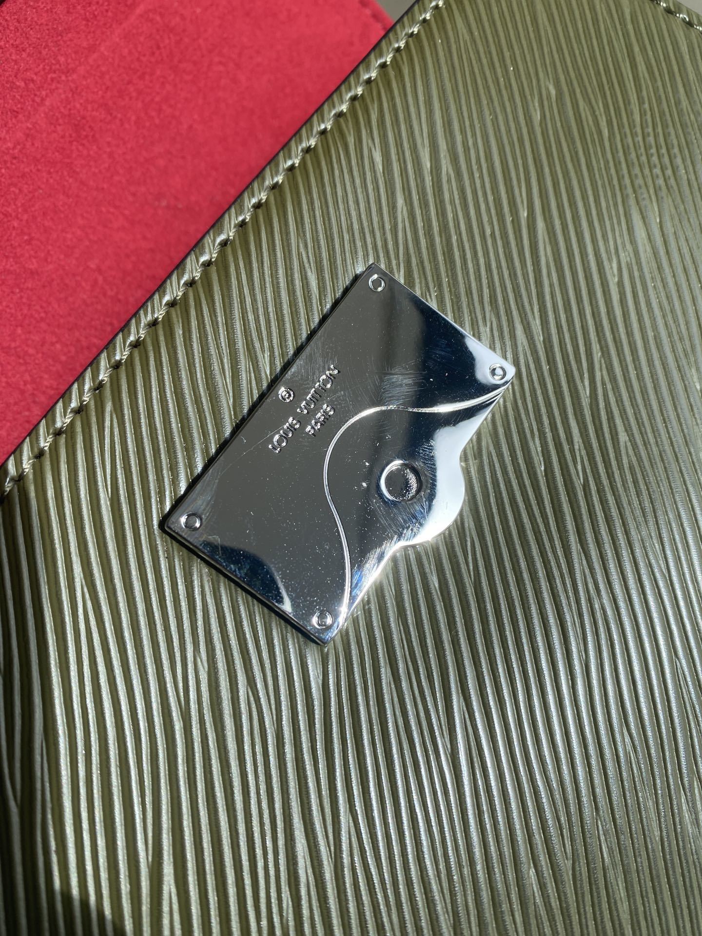顶级原单CLUNYMINI手袋M58928军绿色本款Cluny迷你手袋M58931展现可拆卸提花肩带的两