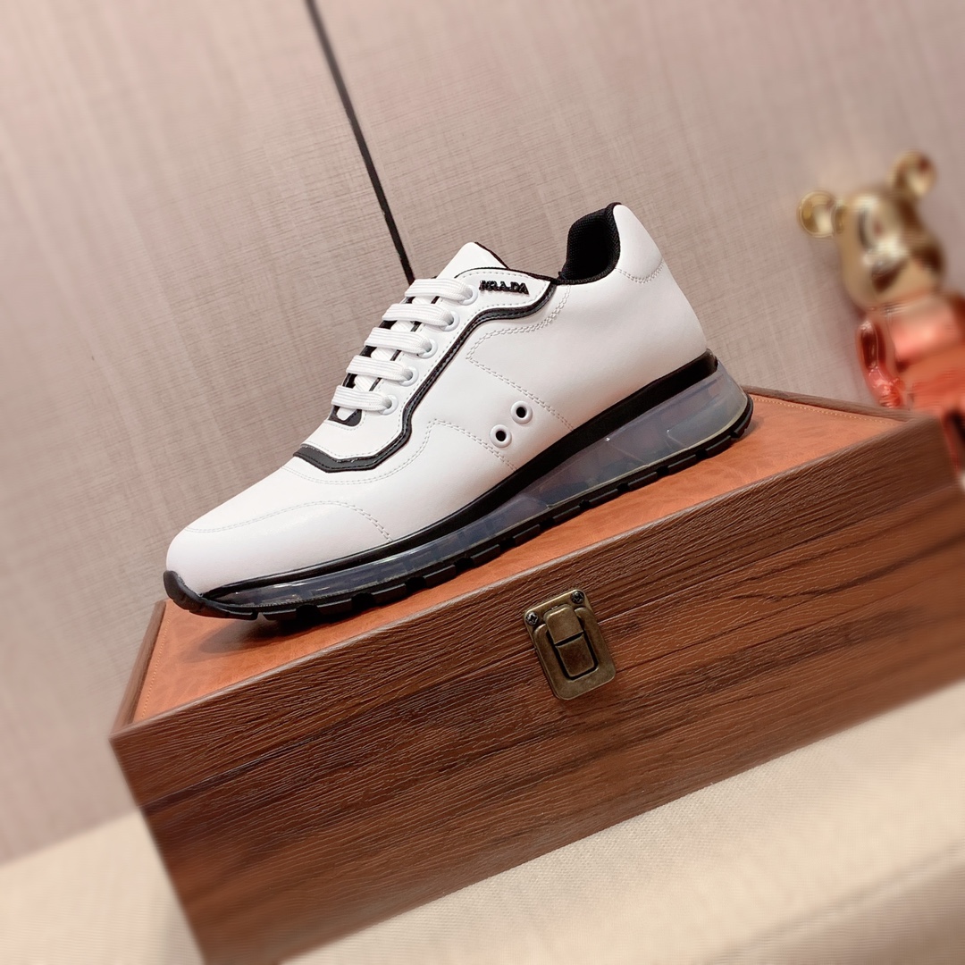 J0  Prada 普拉达 最新爆款休闲鞋,顶端品牌奢侈～代购,顶级～质量.专柜同卖产品鞋面選用进口透气牛皮材质透气羊皮内里精细做工.原版个性时尚柔软橡膠耐磨防滑大底,上脚轻巧舒适,实物拍摄實物更好看,031广州码: 38-44.黑色,白色