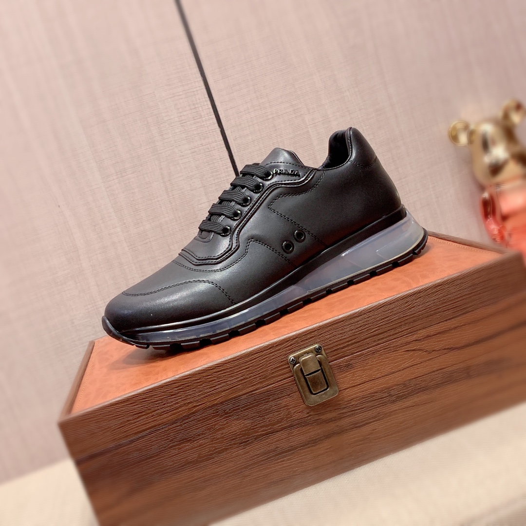 J0  Prada 普拉达 最新爆款休闲鞋,顶端品牌奢侈～代购,顶级～质量.专柜同卖产品鞋面選用进口透气牛皮材质透气羊皮内里精细做工.原版个性时尚柔软橡膠耐磨防滑大底,上脚轻巧舒适,实物拍摄實物更好看,031广州码: 38-44.黑色,蓝色