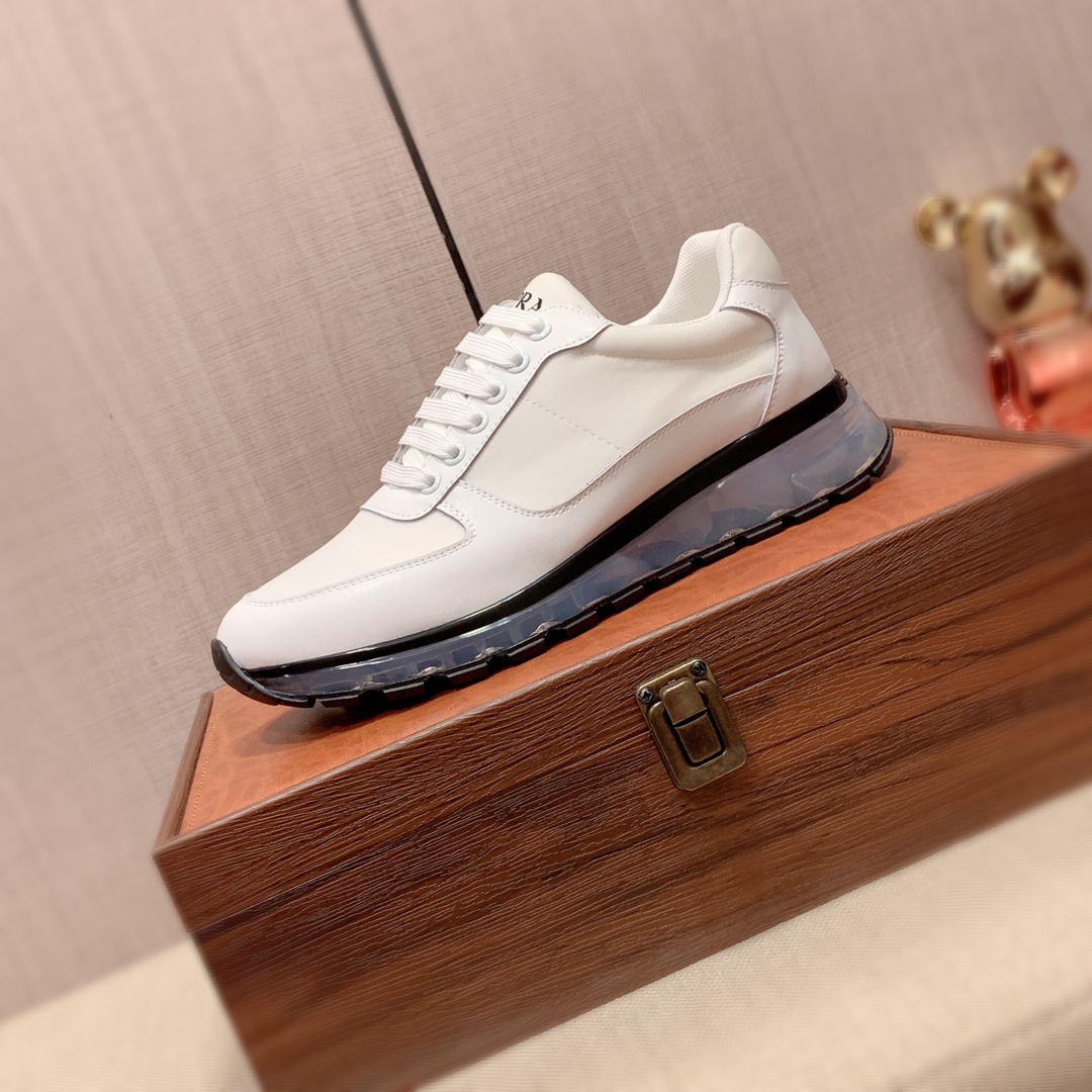 J0  Prada 普拉达 最新爆款休闲鞋,顶端品牌奢侈～代购,顶级～质量.专柜同卖产品鞋面選用进口透气牛皮搭配布面料材质透气羊皮内里精细做工.原版个性时尚柔软橡膠耐磨防滑大底,上脚轻巧舒适,实物拍摄實物更好看,031广州码: 38-44.白色