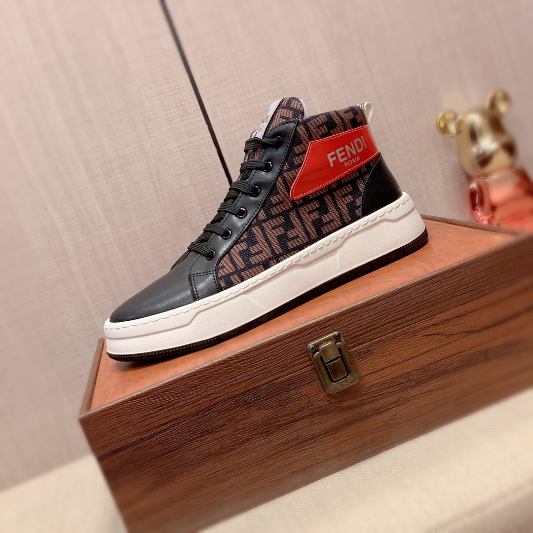 I5 高帮:Fendi 芬迪  最新爆款休闲鞋,顶端品牌奢侈～代购,顶级～质量.专柜同卖产品鞋面選用进口透气牛皮搭配布面料材质透气运动内里精细做工.原版个性时尚柔软橡膠耐磨防滑大底,上脚轻巧舒适,实物拍摄實物更好看,广州码: 38-44.黑色,白色