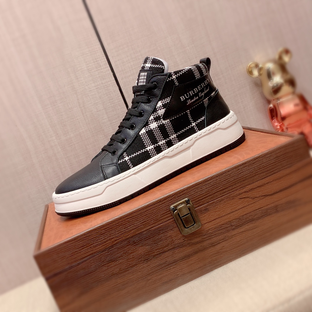 I5 高帮::  Burberry 巴宝莉 最新爆款休闲鞋,顶端品牌奢侈～代购,顶级～质量.专柜同卖产品鞋面選用进口透气牛皮搭配布面料材质透气运动内里精细做工.原版个性时尚柔软橡膠耐磨防滑大底,上脚轻巧舒适,实物拍摄實物更好看,广州码: 38-44.3色入选