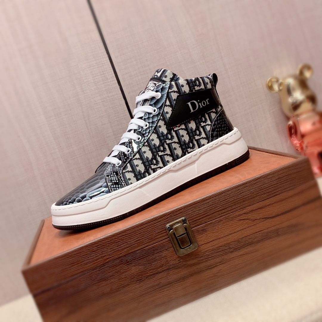 I5 高帮:迪奥 Dior  最新爆款休闲鞋,顶端品牌奢侈～代购,顶级～质量.专柜同卖产品鞋面選用进口透气牛皮搭配布面料材质透气运动内里精细做工.原版个性时尚柔软橡膠耐磨防滑大底,上脚轻巧舒适,实物拍摄實物更好看,广州码: 38-44.2色入选
