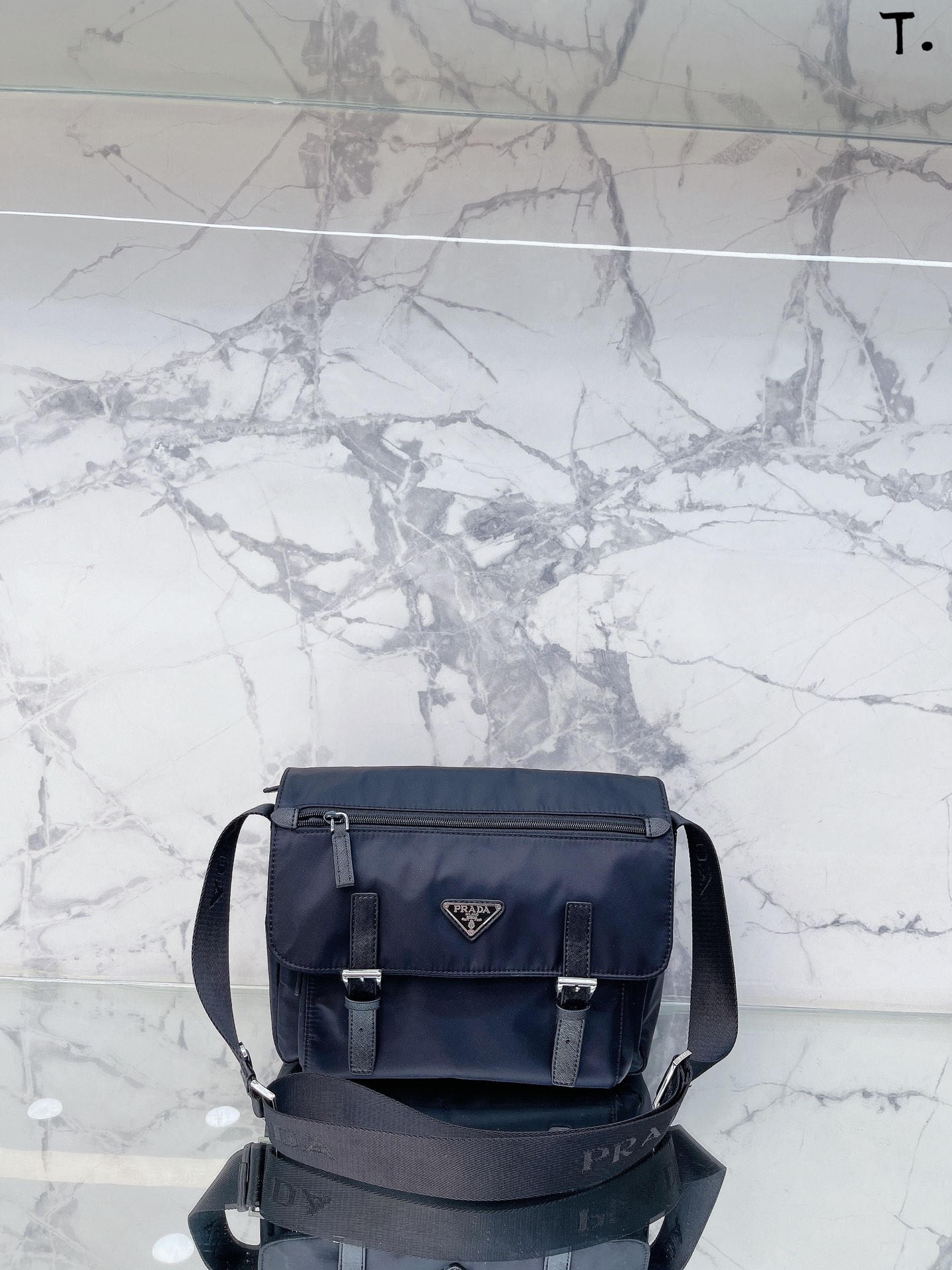 K0 高品质  普拉达 Prada  22新品帆布 邮差包 Logo五金原版一比一品质 内置隔层 炒鸡百搭实用的一款 喜欢的美妞赶快入手吧 店主推荐 质量超赞 尺寸：28 23cm