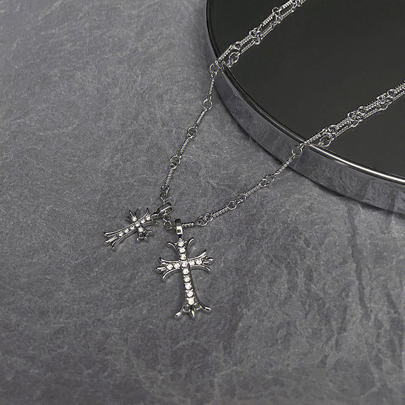 Chrome Hearts Chrome Hearts 克罗心饰品人气单品，基本元素均采用鸢尾花及十字花，单只佩戴搭配个性十足～