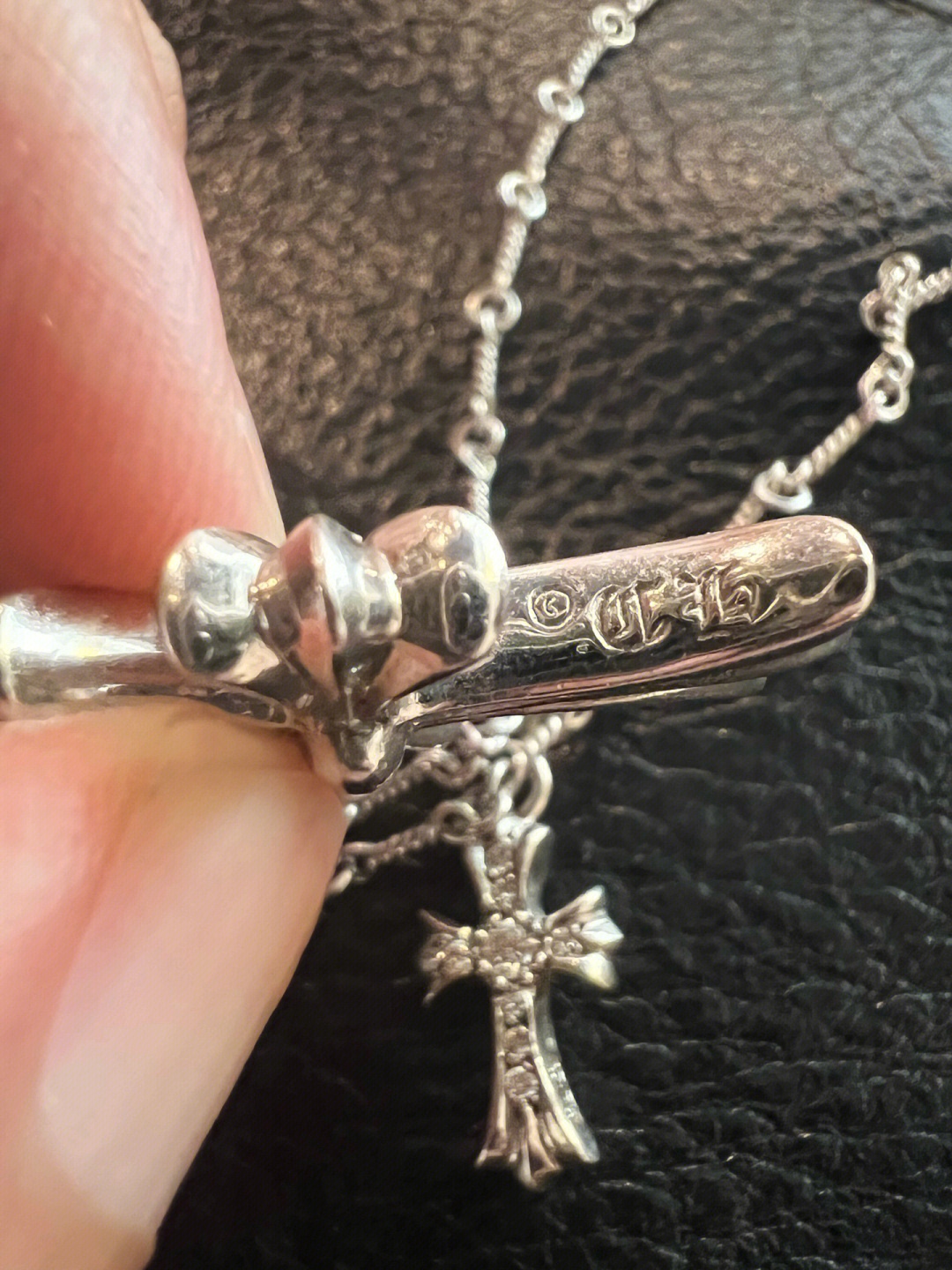 Chrome Hearts Chrome Hearts 克罗心饰品人气单品，基本元素均采用鸢尾花及十字花，单只佩戴搭配个性十足～