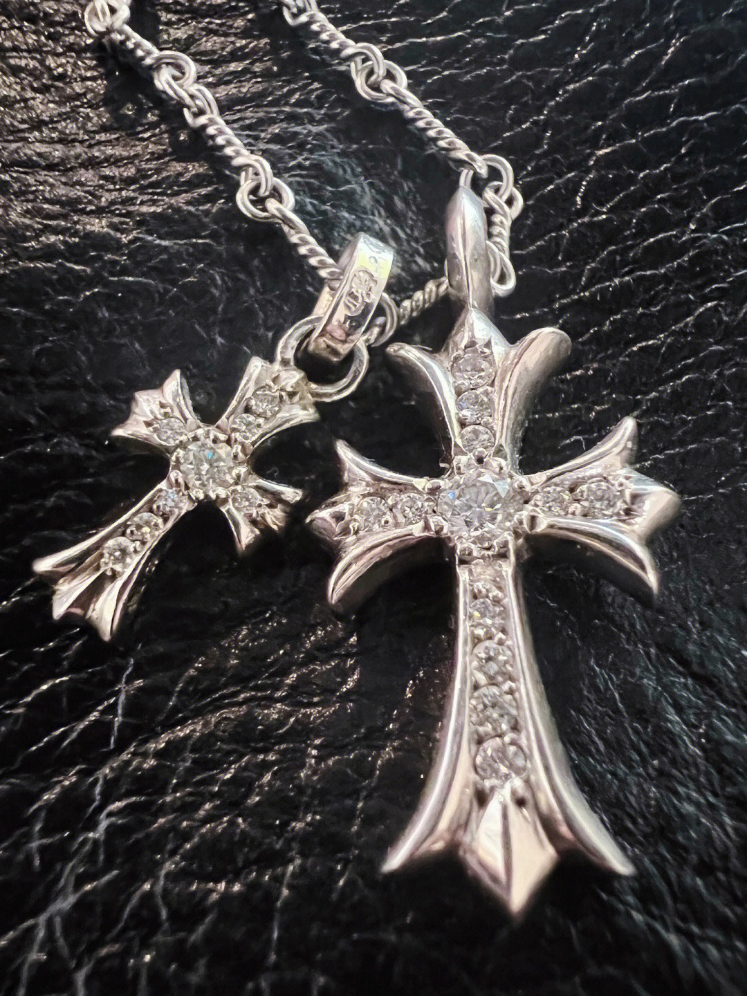 Chrome Hearts Chrome Hearts 克罗心饰品人气单品，基本元素均采用鸢尾花及十字花，单只佩戴搭配个性十足～