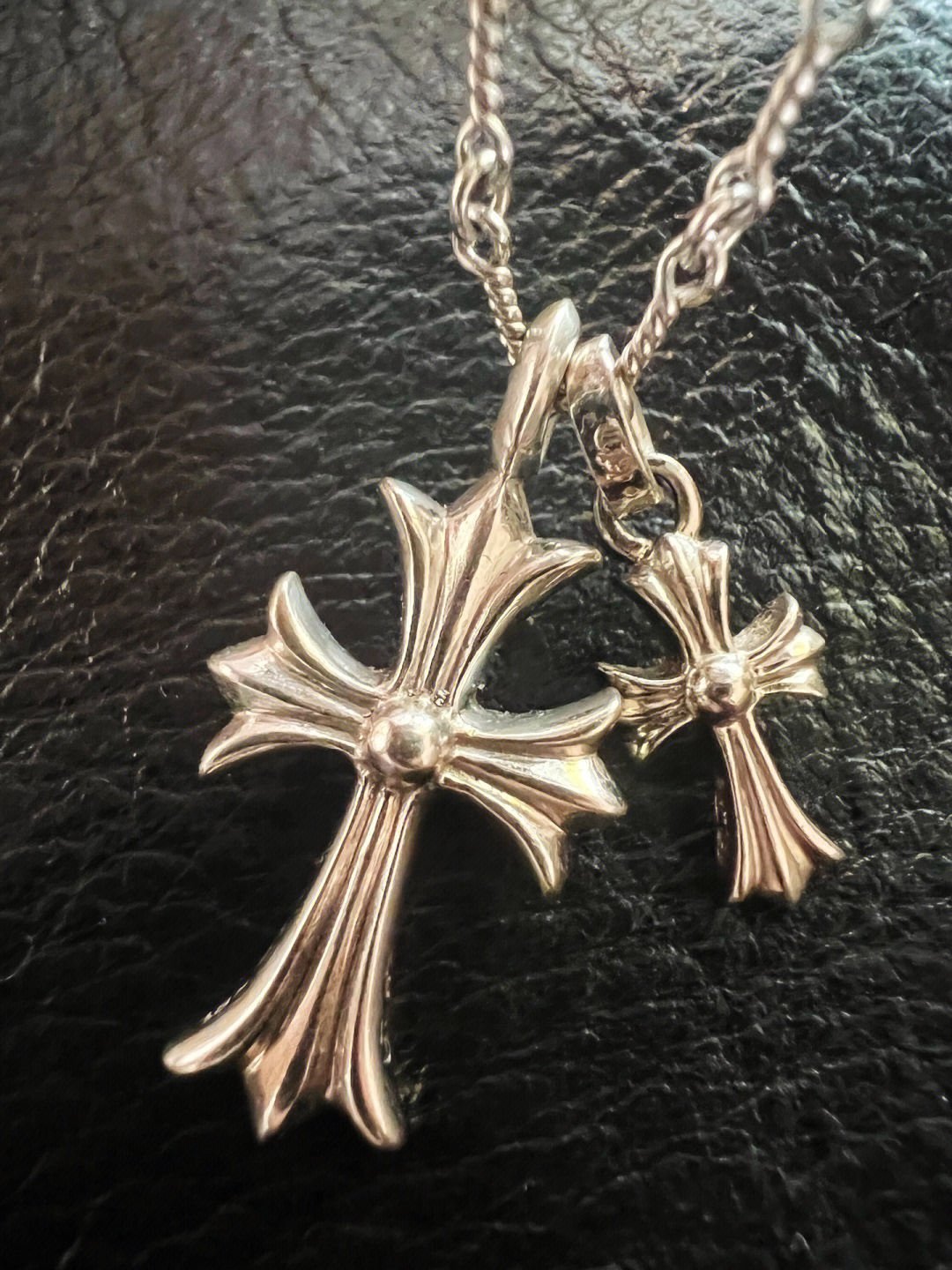 Chrome Hearts Chrome Hearts 克罗心饰品人气单品，基本元素均采用鸢尾花及十字花，单只佩戴搭配个性十足～