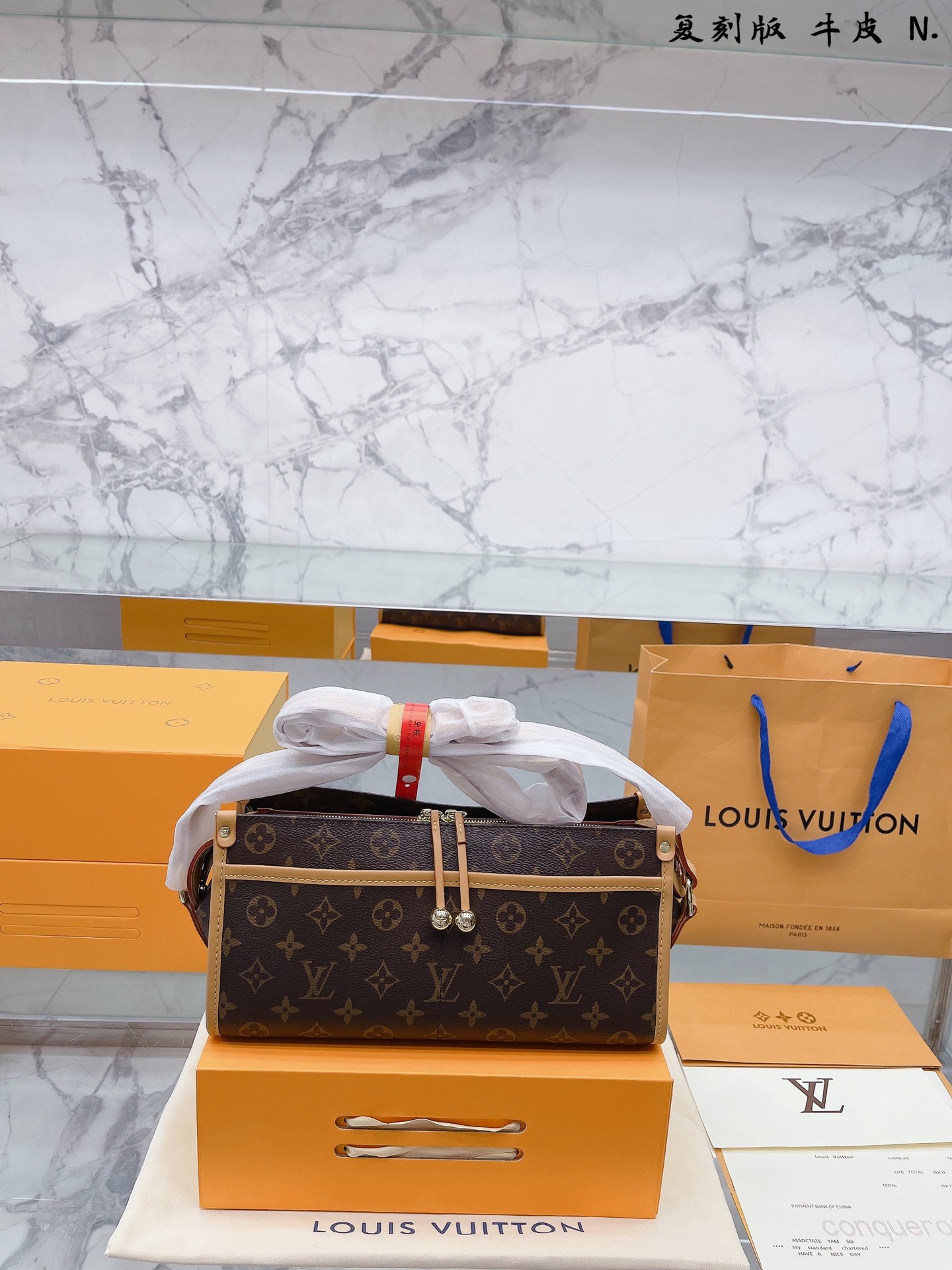 K5 复刻版 牛皮 原版高品质 原单牛皮中古 金球三角包 男女通用的一款 这款Retiro 手袋以标志性的 Louis Vuitton 路易威登 LV 老花面料制成，搭配奢华的黄皮饰边，经典永恒。优雅低调的外形设计和宽敞的包身更加入了实用性。使用说明：-  Louis Vuitton 路易威登 LV 变色牛皮饰边，闪亮的纯钢金色五金配件- 可调节肩带，配有树糕皮的肩垫，拉链闭合。- 超细纤维内衬，包包尺寸3016cm