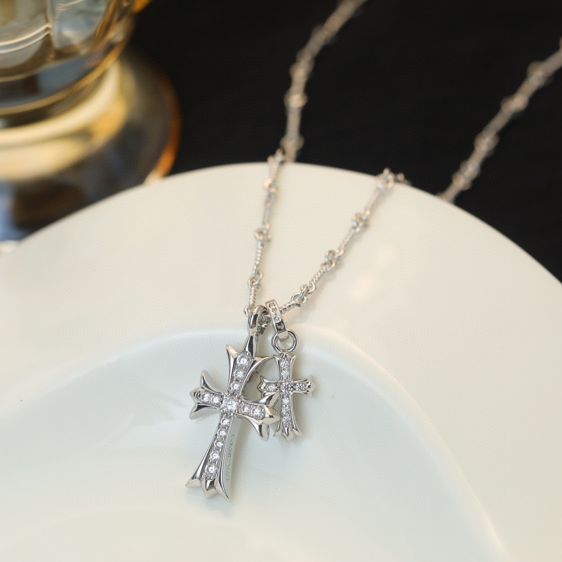 Chrome Hearts Chrome Hearts 克罗心饰品人气单品，基本元素均采用鸢尾花及十字花，单只佩戴搭配个性十足～