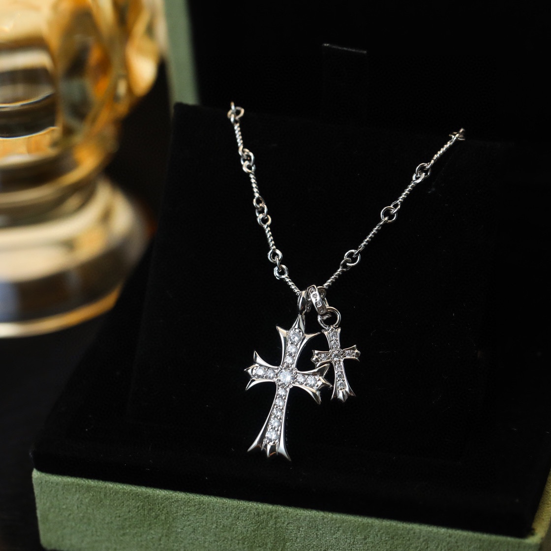 Chrome Hearts Chrome Hearts 克罗心饰品人气单品，基本元素均采用鸢尾花及十字花，单只佩戴搭配个性十足～