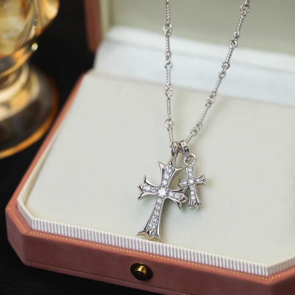 Chrome Hearts Chrome Hearts 克罗心饰品人气单品，基本元素均采用鸢尾花及十字花，单只佩戴搭配个性十足～
