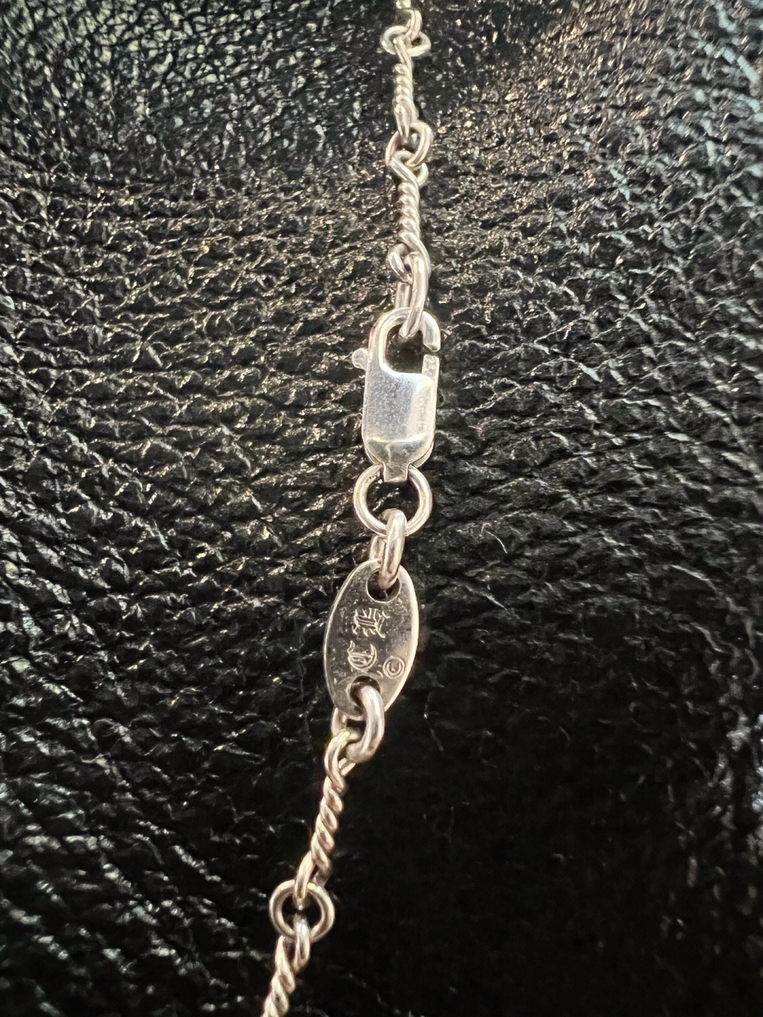 Chrome Hearts Chrome Hearts 克罗心饰品人气单品，基本元素均采用鸢尾花及十字花，单只佩戴搭配个性十足～