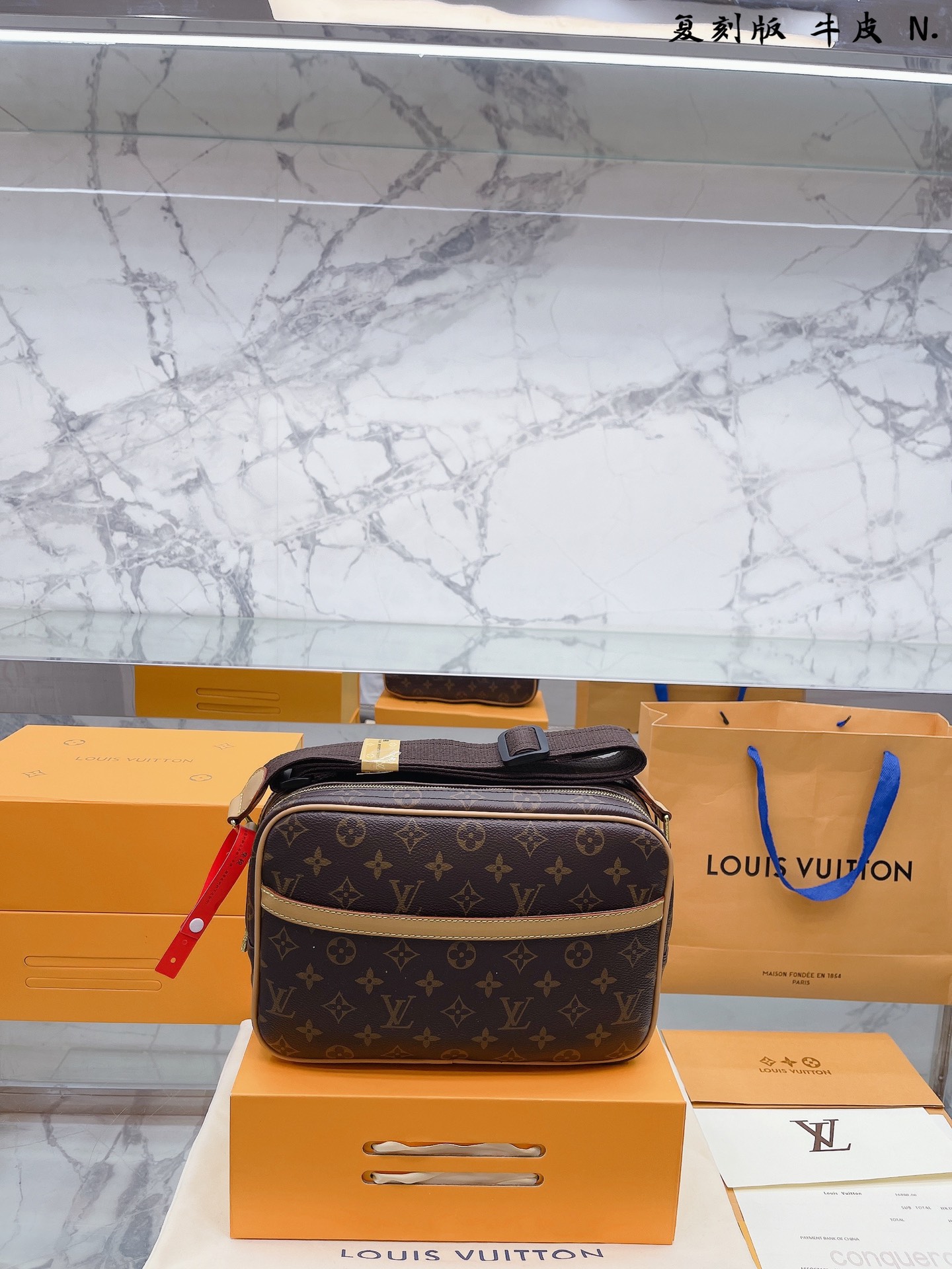 K5 牛皮版本 配折叠礼盒+飞机盒 顶级原单复刻单肩斜挎包.日本中古 vintage包包 Louis Vuitton 路易威登 LV 老花村上隆限定薇薇安女包 Louis Vuitton 路易威登 LV 老花限定 超美好多网红潮人都在背 单肩斜挎背这款包看着简单，搭配起来特别有范被外观真的迷倒 尺寸 28 19cm