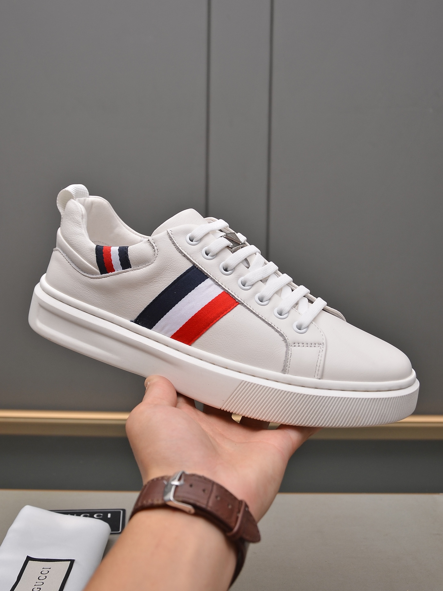 J0   Gucci  古奇 男士经典休闲鞋，原单品质鞋面采用意大利进口牛皮透气内里，做工精细，高端大气。有时尚典范造型。橡胶耐磨防滑大底。码数 38-44.