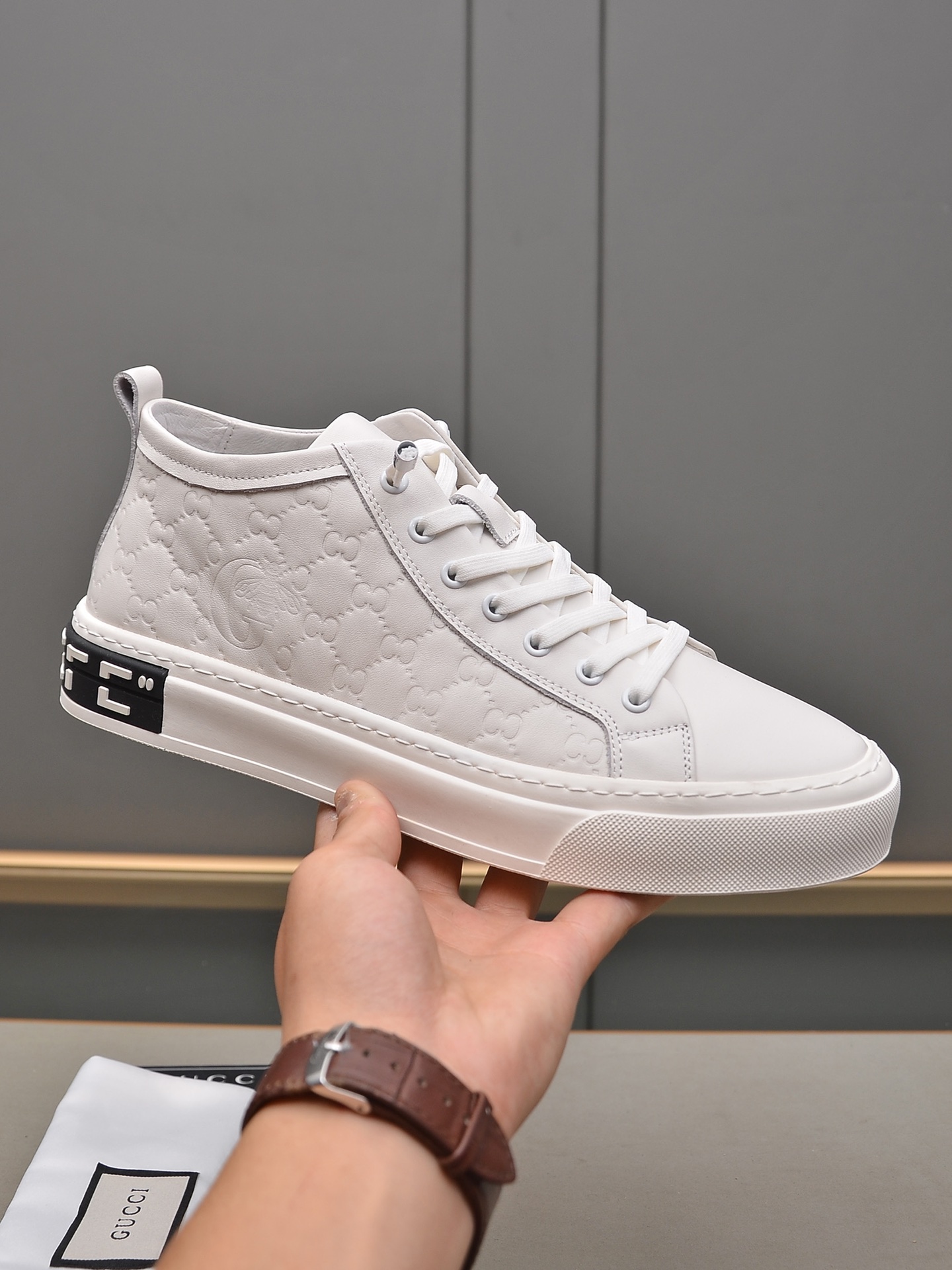 J0  Gucci  古奇 男士经典Gucci  古奇 高帮鞋，原单品质鞋面采用意大利进口牛皮透气真皮内里，做工精细，高端大气。有时尚典范造型。橡胶耐磨防滑大底。码数 38-44.