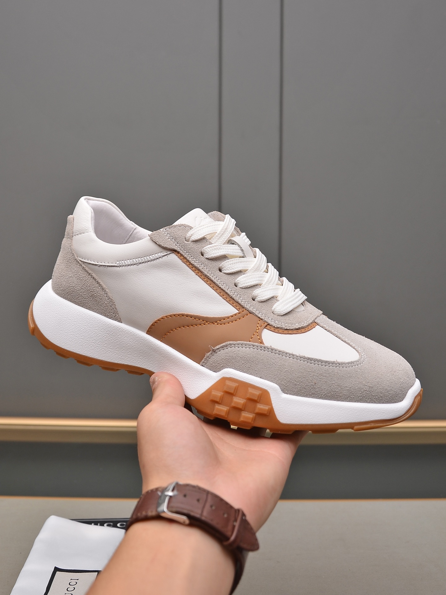 J0  Gucci  古奇 2022男士休闲运动鞋、原单品质 ，鞋面采用进口原版牛皮配专用布料透气真皮羊里。原版橡胶耐磨大底，，鞋型饱满，立体感十足超级百搭 高档不失品味，时尚，码数 38-44。